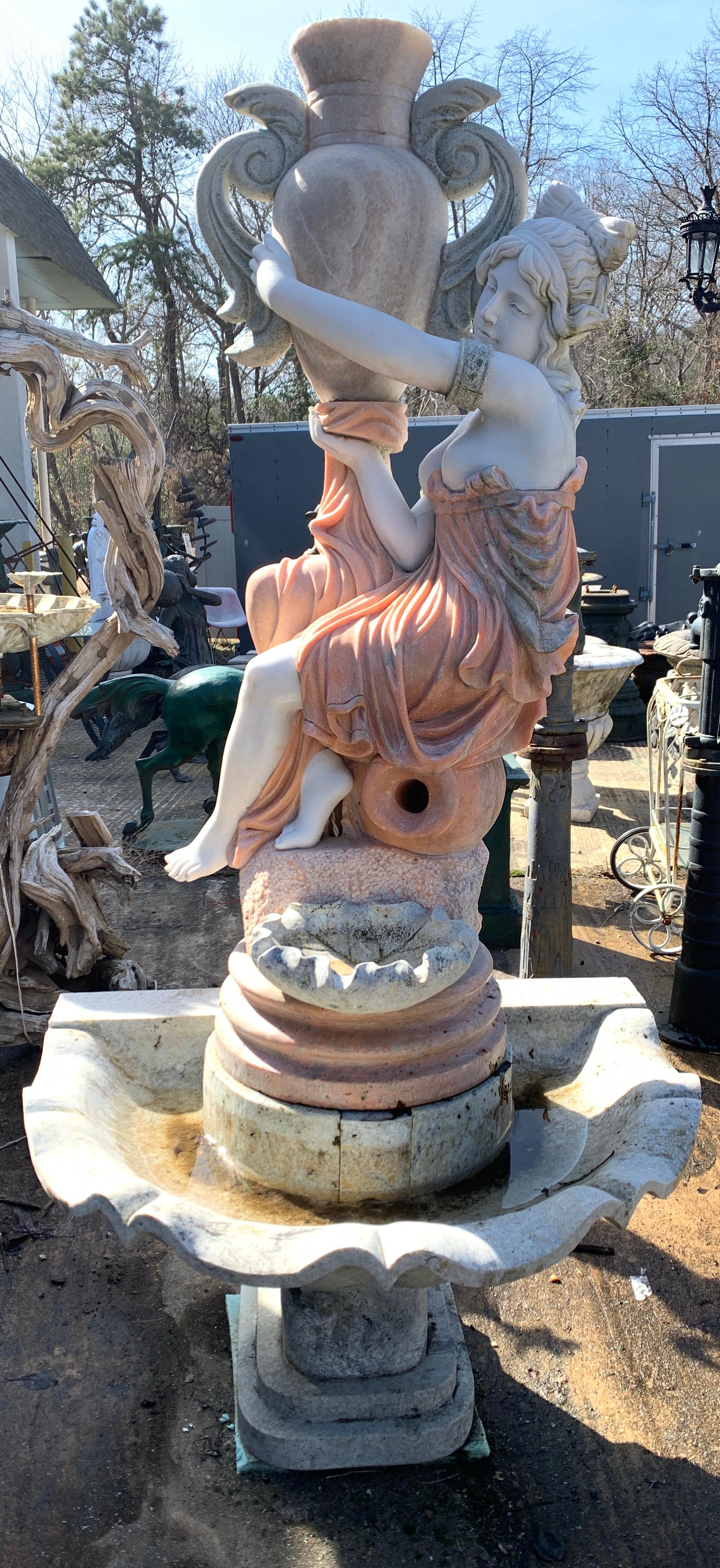 Belle fontaine ou bain d'oiseaux en marbre représentant un personnage masqué versant de l'eau. Veuillez confirmer la localisation avec le vendeur (NY ou NJ)