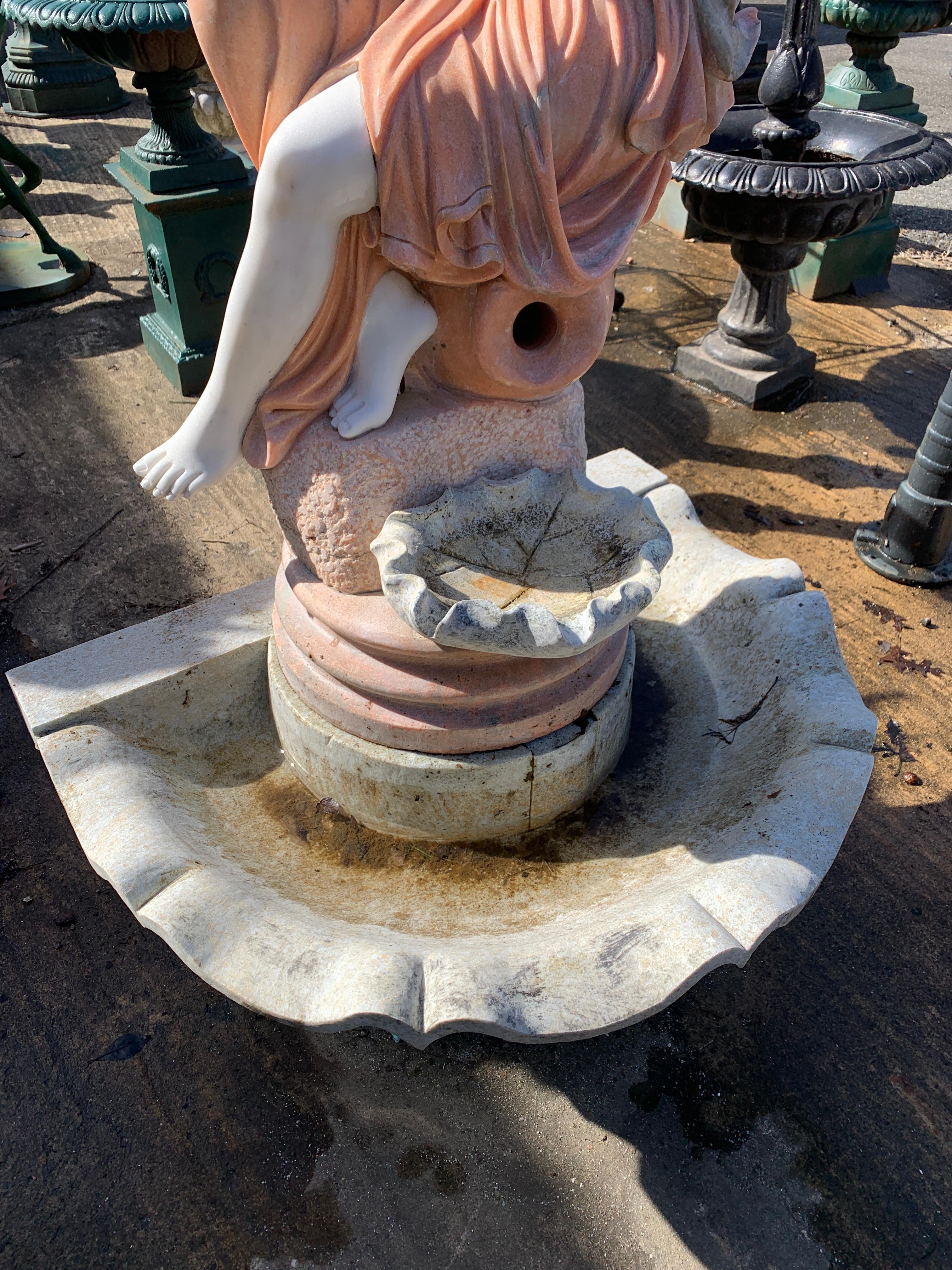 Mid-Century Modern Belle fontaine figurative en marbre en vente
