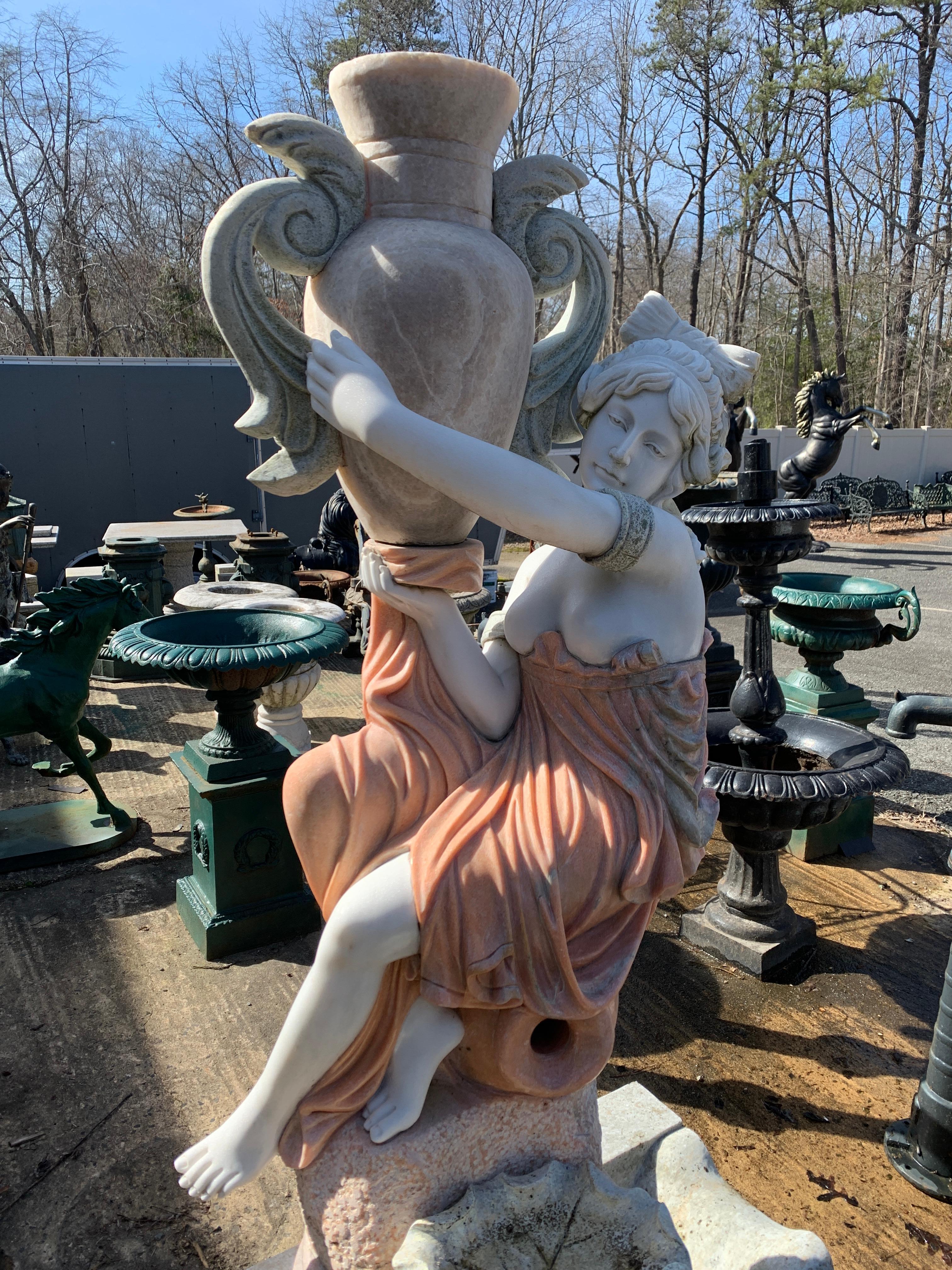 20ième siècle Belle fontaine figurative en marbre en vente