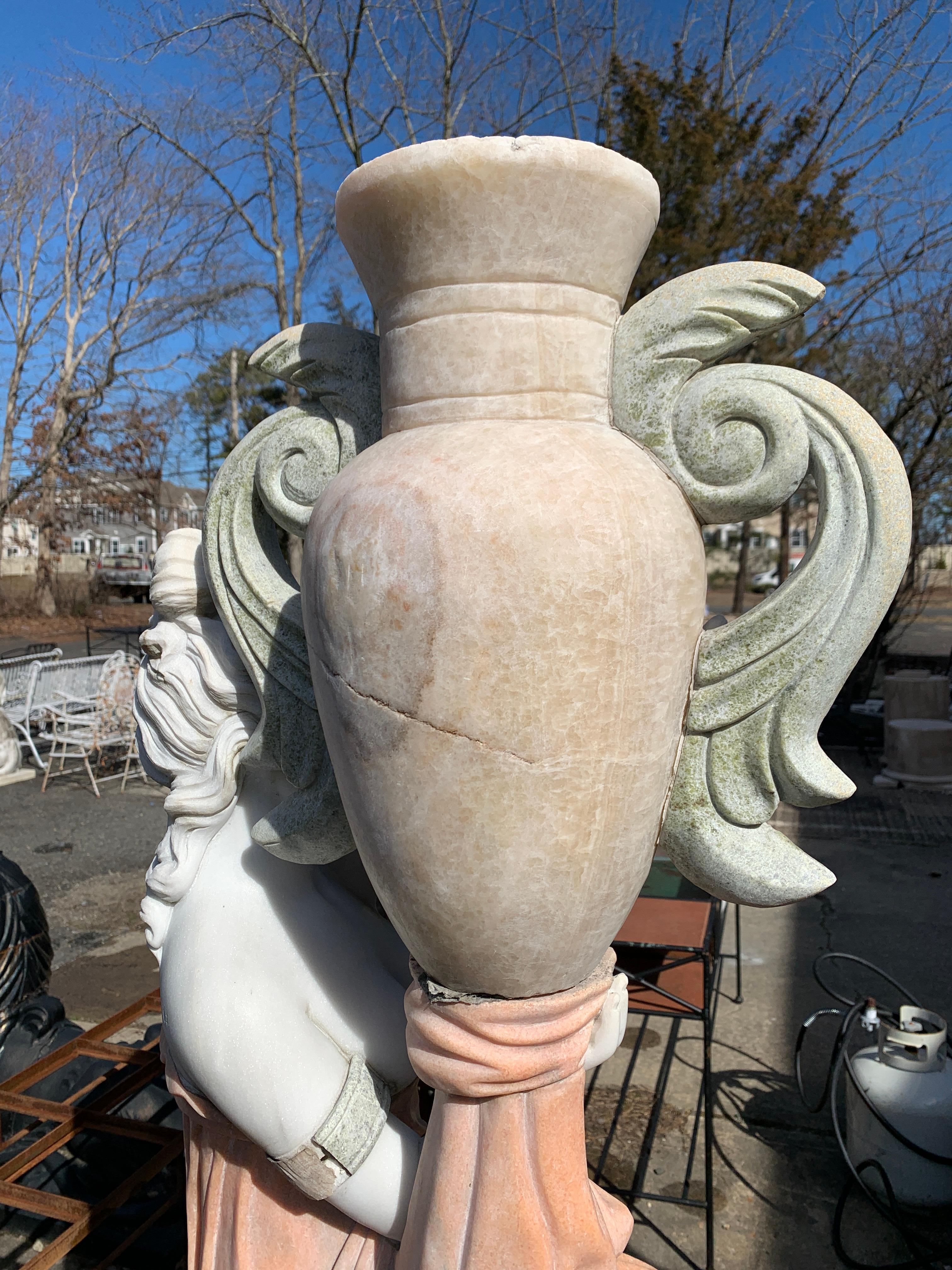 Belle fontaine figurative en marbre en vente 2