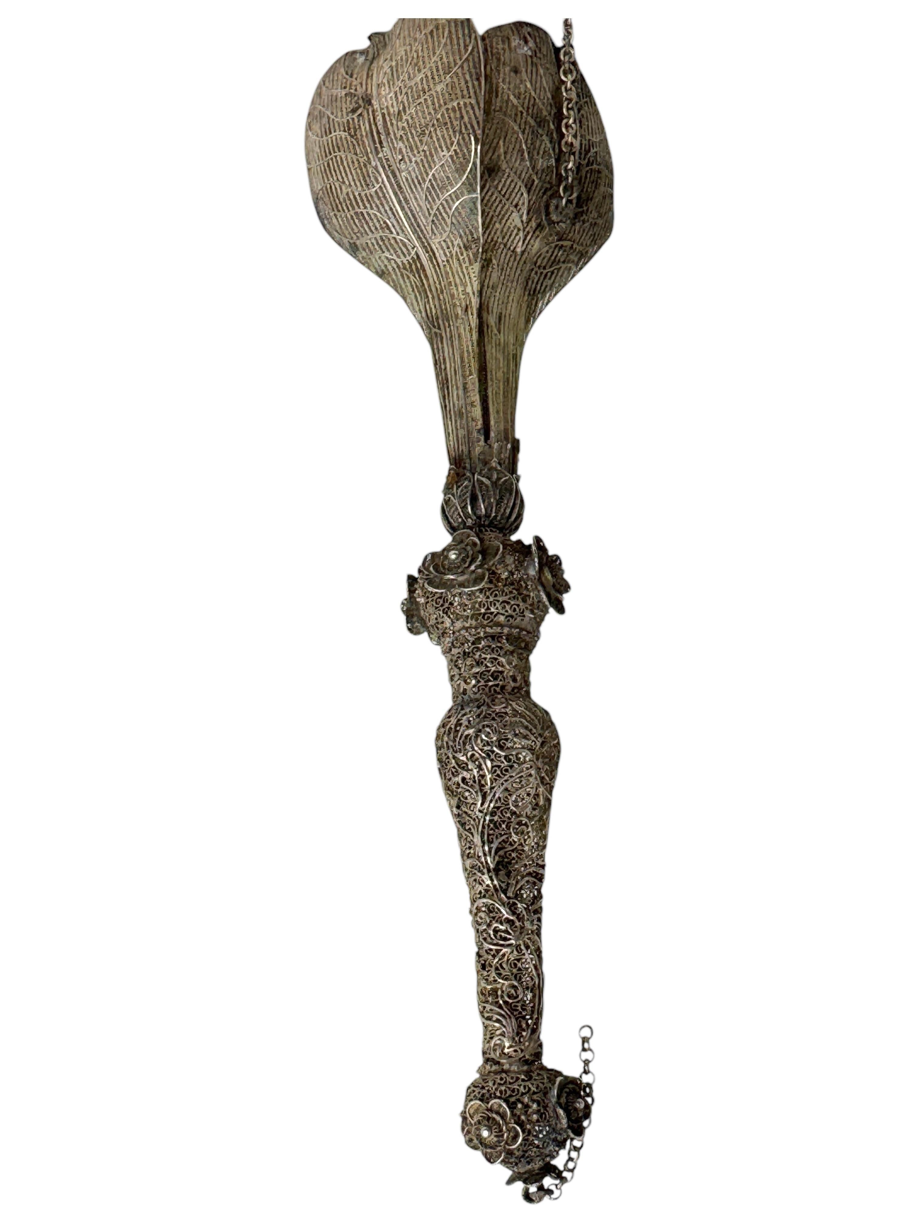 Bellissimo porta-bouquet in filigrana d'argento A.I.C. del XIX secolo in vendita 5