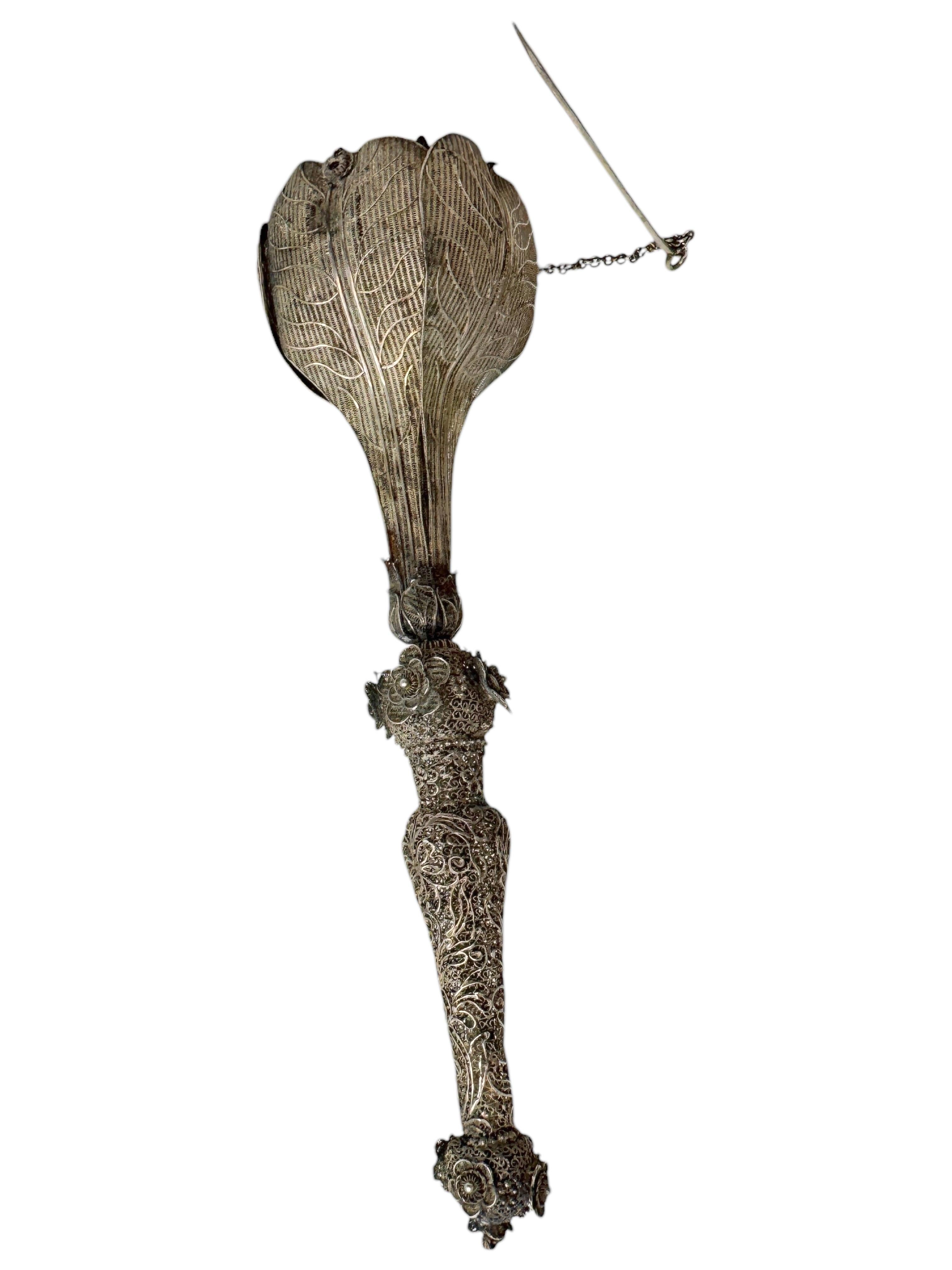 Questa offerta riguarda un bellissimo Tussi Mussie (porta bouquet) austriaco in filigrana d'argento con un disegno floreale in filigrana, risalente al 1860 o più vecchio. 