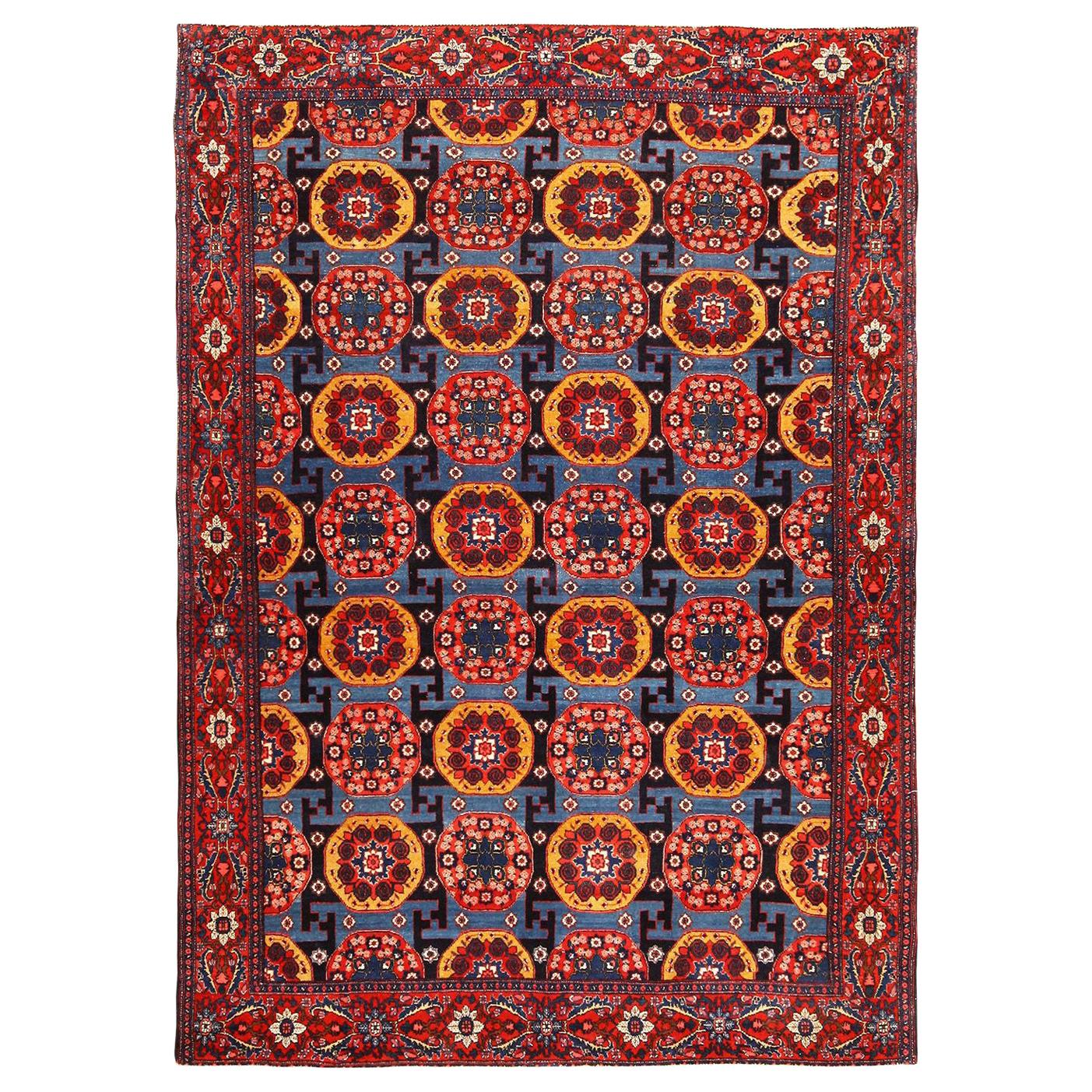 Beautiful Fine Antique Persian Senneh Rug. Size 4 ft 8 in x 6 ft 3 in