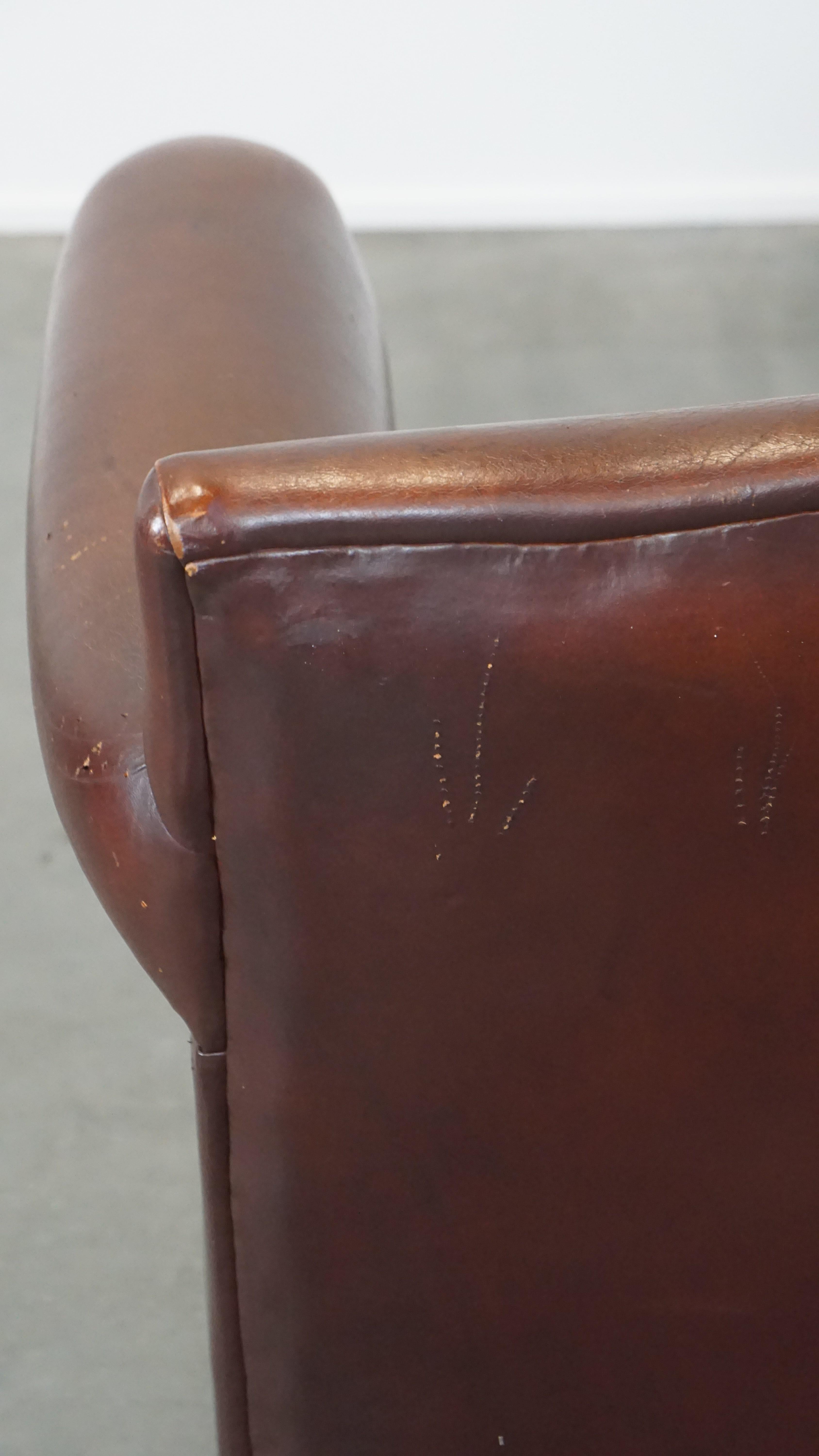 Bellissima poltrona di design finemente rifinita, realizzata in pelle di pecora in vendita 4