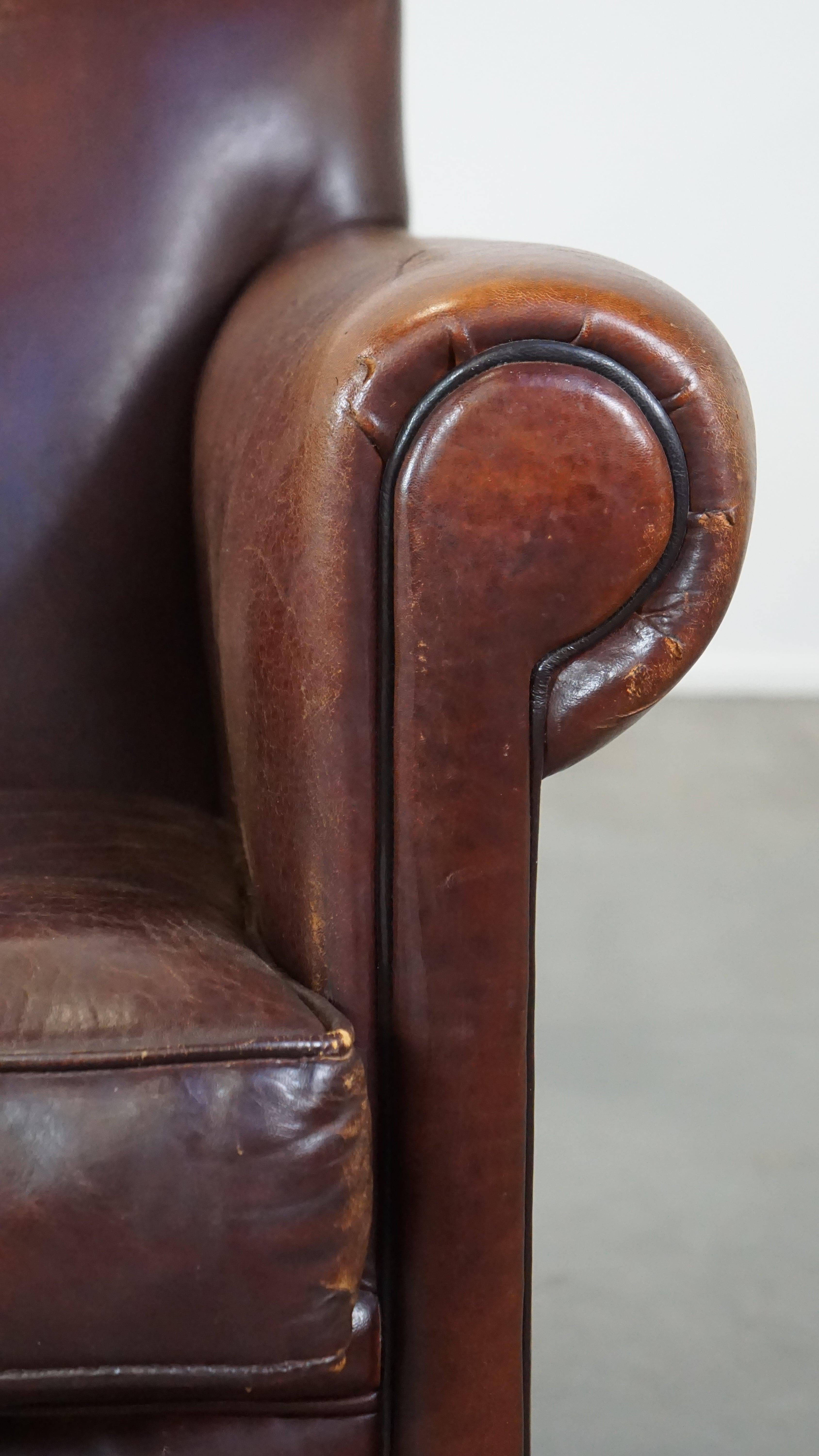 Bellissima poltrona di design finemente rifinita, realizzata in pelle di pecora in vendita 5