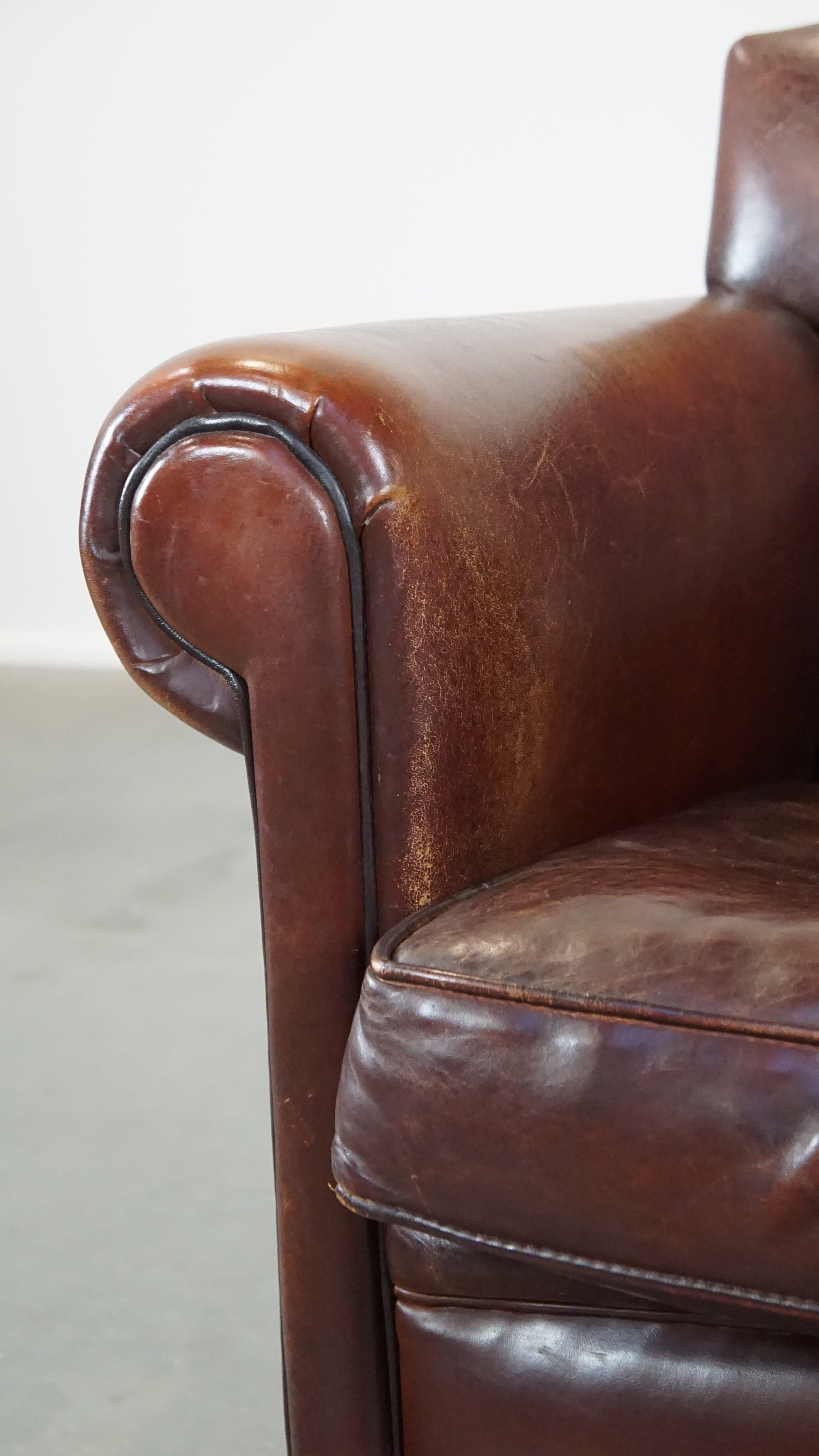 Bellissima poltrona di design finemente rifinita, realizzata in pelle di pecora in vendita 6