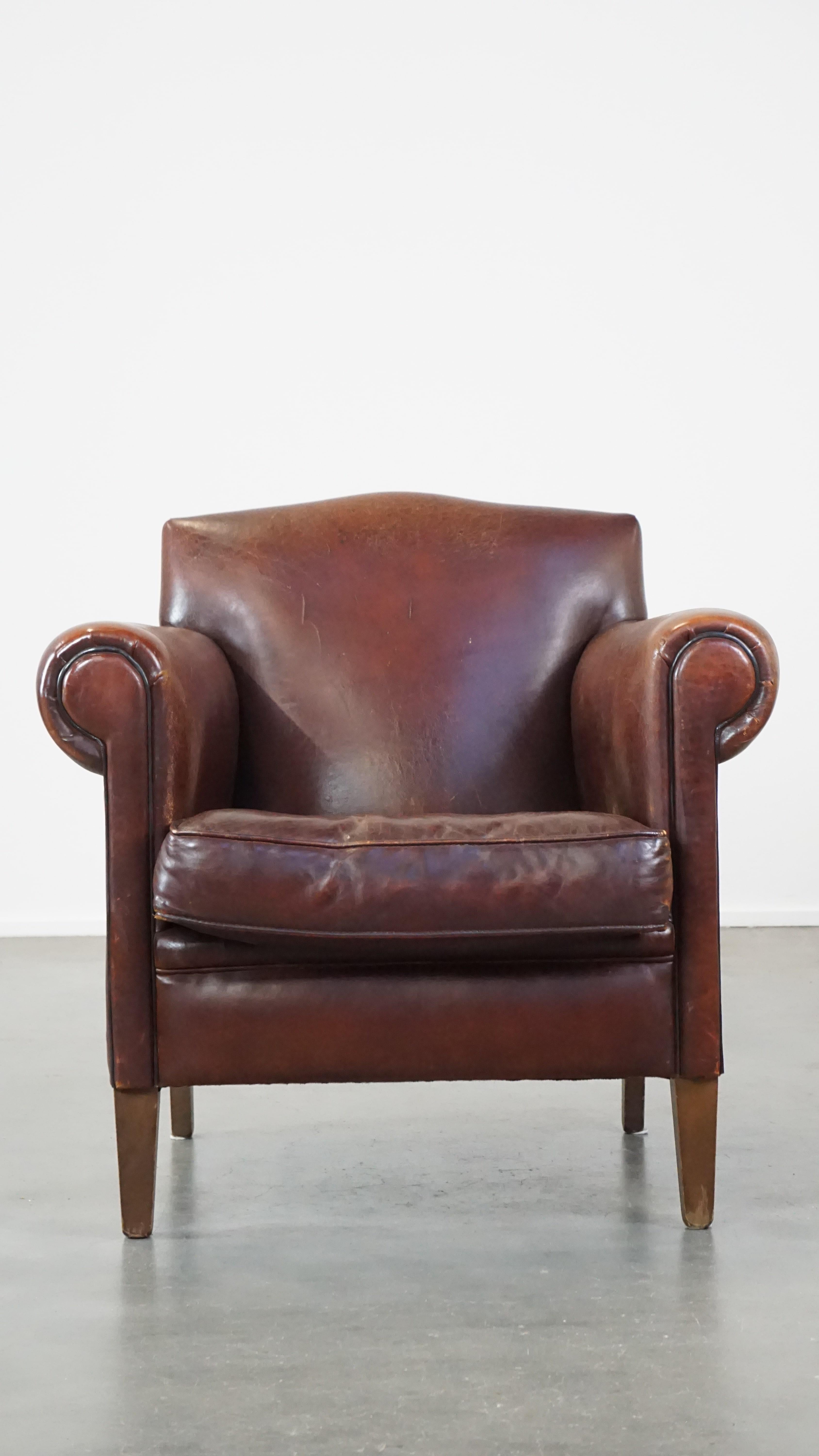 Questa bellissima poltrona in pelle di pecora non è solo una gioia per gli occhi, ma offre anche un comfort eccellente. Non perdere l'occasione di portare questa fantastica poltrona a casa tua! Ha una finitura pulita e un cuscino di seduta