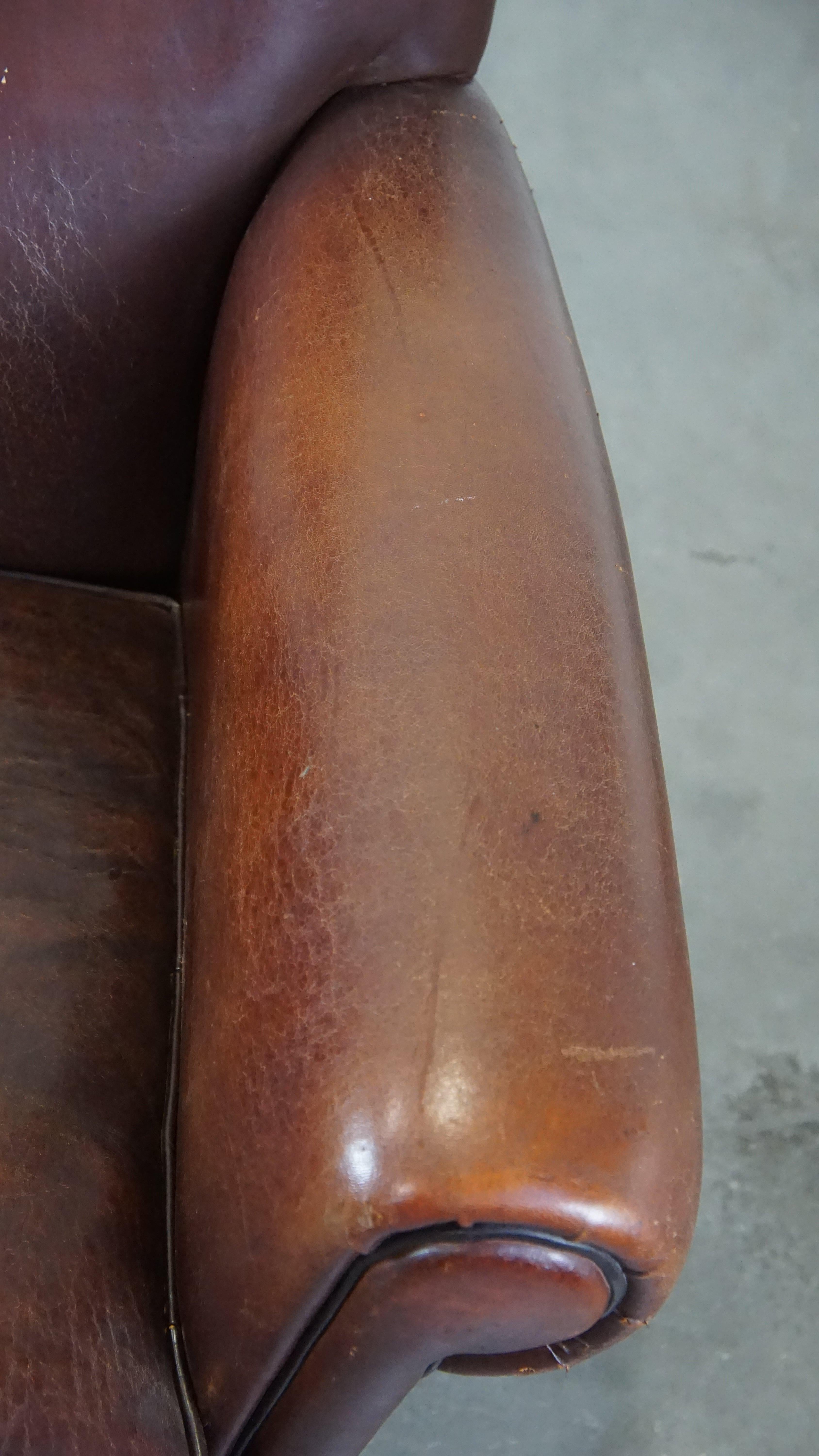 Bellissima poltrona di design finemente rifinita, realizzata in pelle di pecora in vendita 2