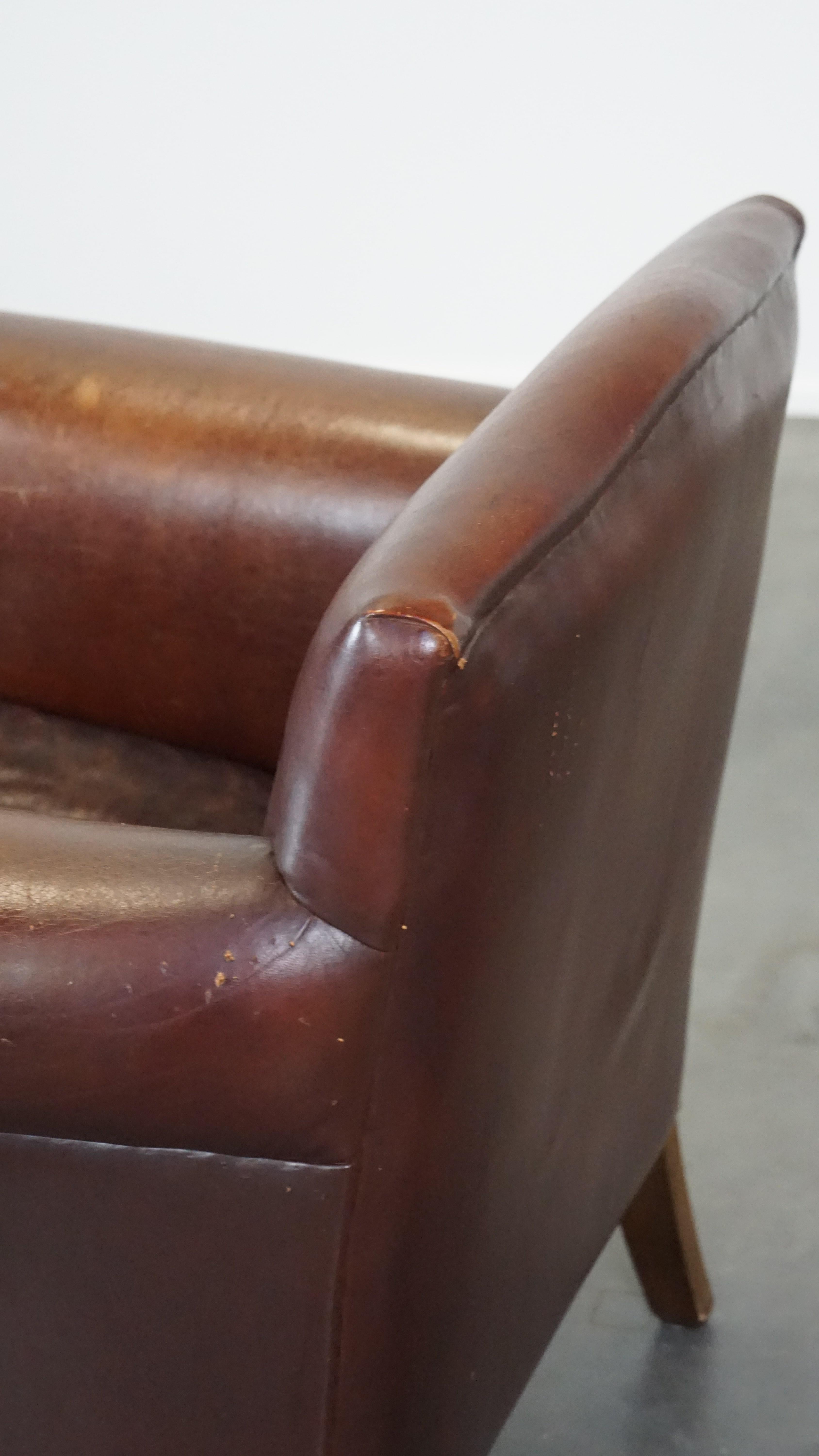 Bellissima poltrona di design finemente rifinita, realizzata in pelle di pecora in vendita 3
