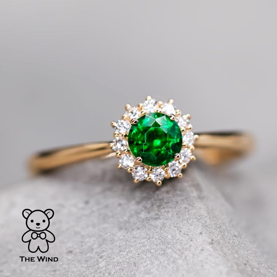 Beautiful Fire Emerald Halo Diamond Engagement Wedding Ring in 18K Yellow Gold In New Condition For Sale In Suwanee, GA