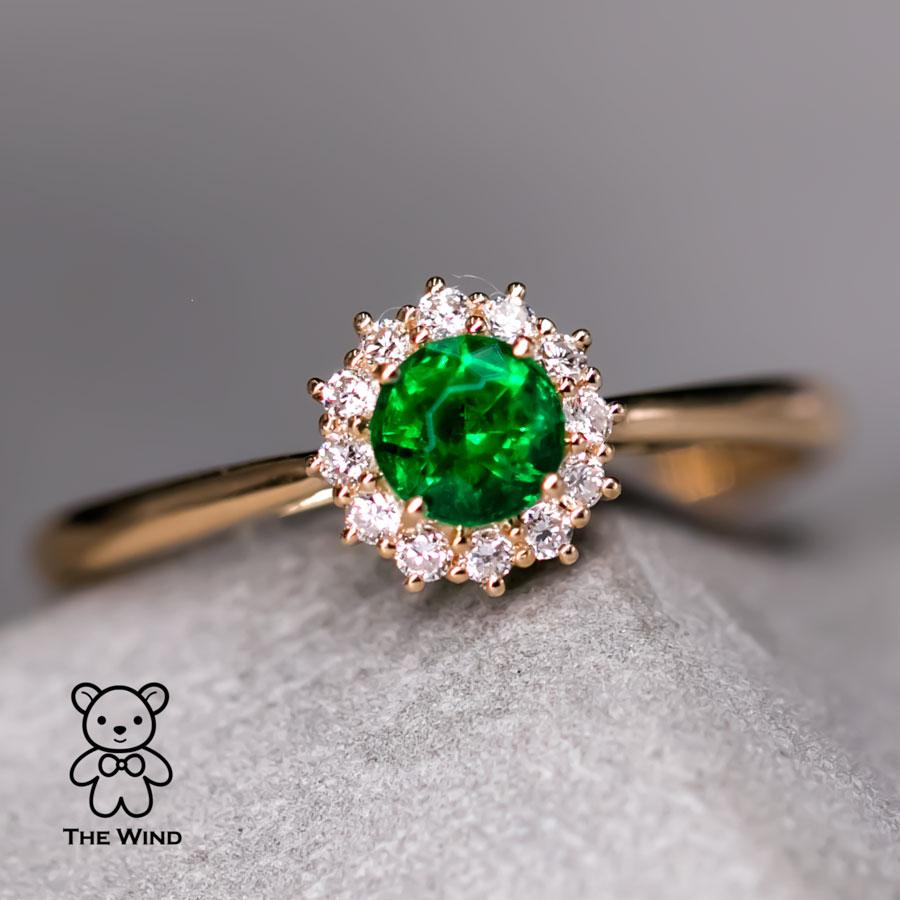 Women's or Men's Beautiful Fire Emerald Halo Diamond Engagement Wedding Ring in 18K Yellow Gold For Sale