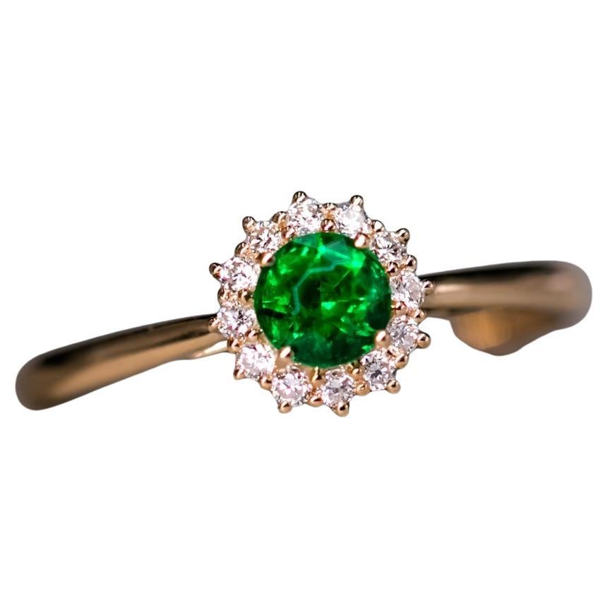 Beautiful Fire Emerald Halo Diamond Engagement Wedding Ring in 18K Yellow Gold For Sale