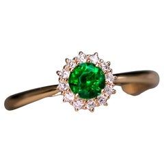 Precioso anillo de compromiso de diamantes Fire Emerald Halo en oro amarillo de 18 quilates
