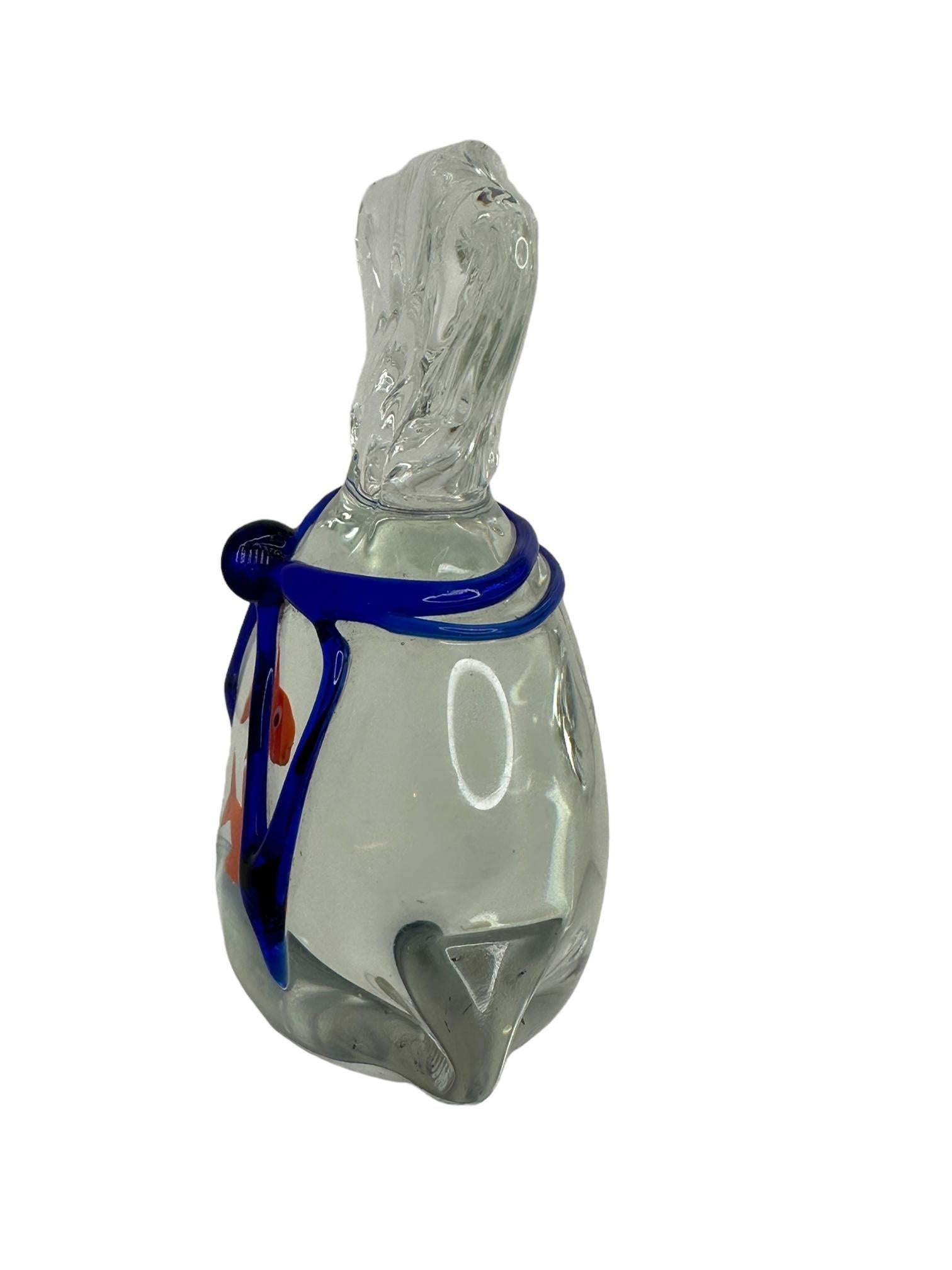 Precioso pisapapeles de cristal artístico italiano soplado a mano con diseño de acuario de Murano. Muestra dos peces en su interior, de color naranja. Los colores son naranja, azul, negro y blanco. Un bonito complemento para tu escritorio.