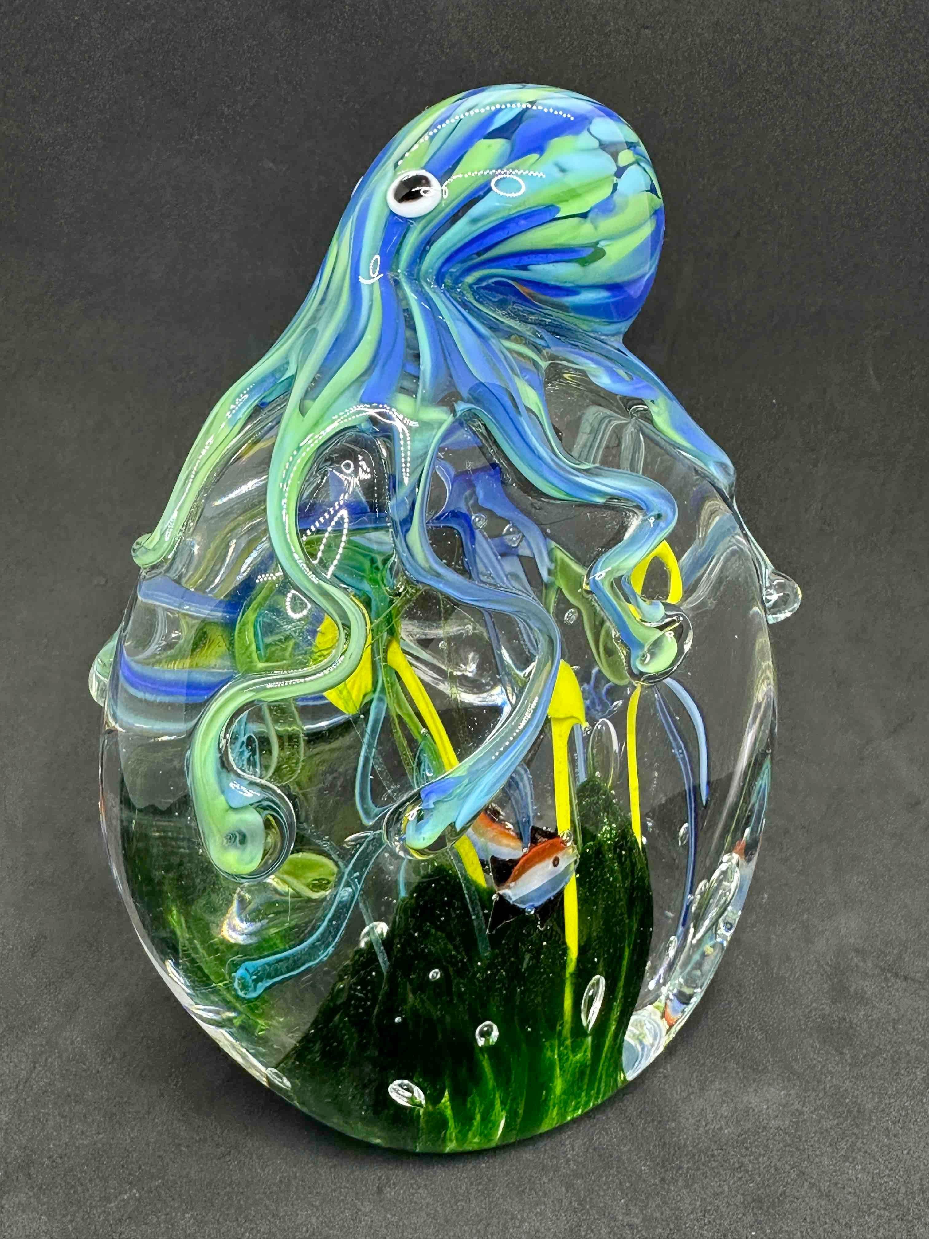 Schöner Fisch Riff und Oktopus Murano Italienisch Kunst Glas Aquarium Briefbeschwerer (Muranoglas) im Angebot