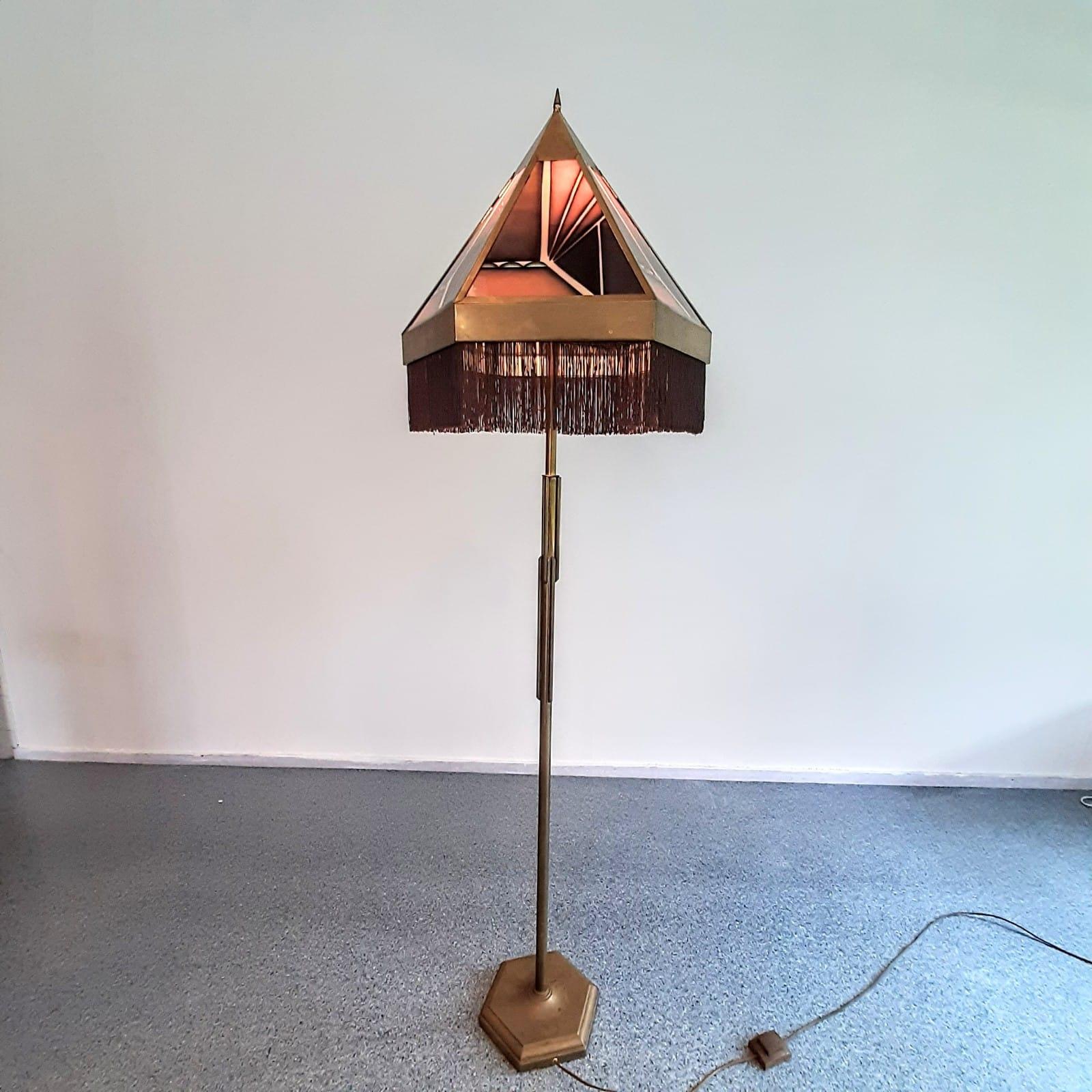 Beautiful floor lamp from the Amsterdamse School era For Sale 4