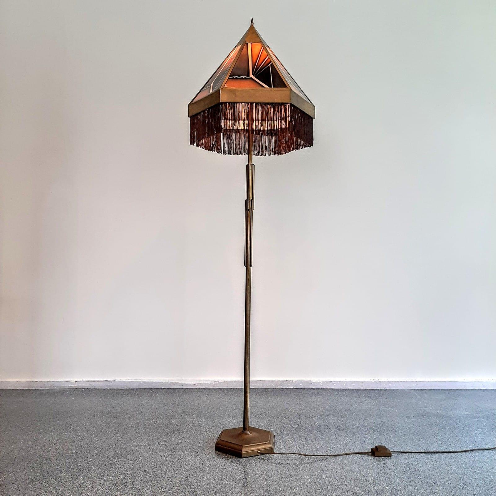 Beautiful floor lamp from the Amsterdamse School era In Good Condition For Sale In MIJDRECHT, NL