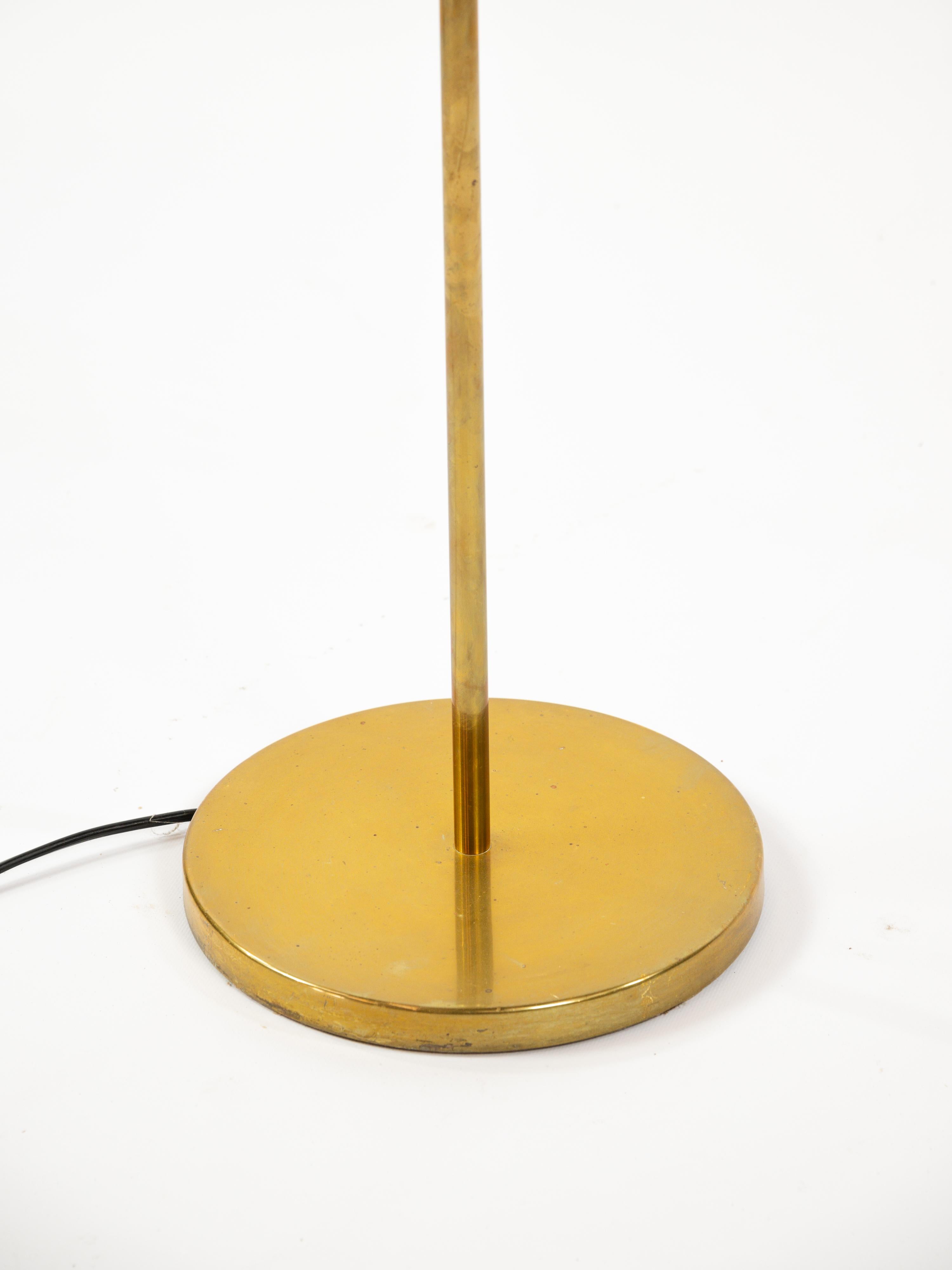 Elegant floor lamp in brass and black varnished metal design by Guiseppe Ostuni and Renato Forti for Oluce. 

Italy circa 1960

Lovely patina on the brass. 

Lampshade in beige fabric. 

Original Italian plug. 

Original condition. 

H170 x D 40cm