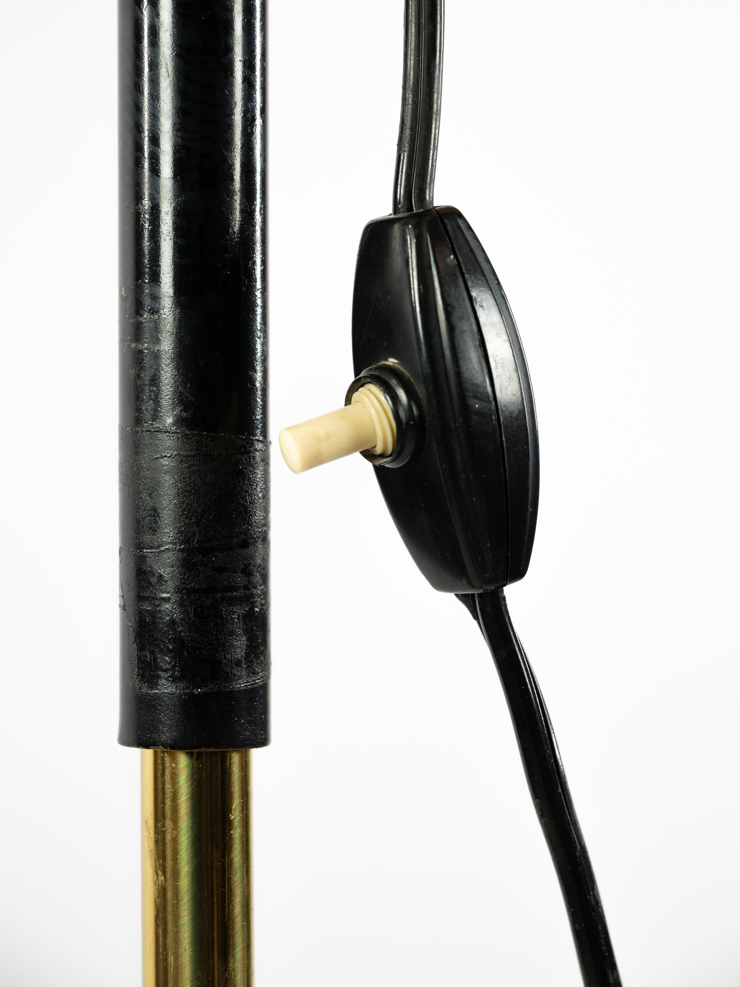 Schöne Stehlampe mod 380 entworfen Giuseppe Ostuni & Renato Forti für Oluce  (Metall) im Angebot
