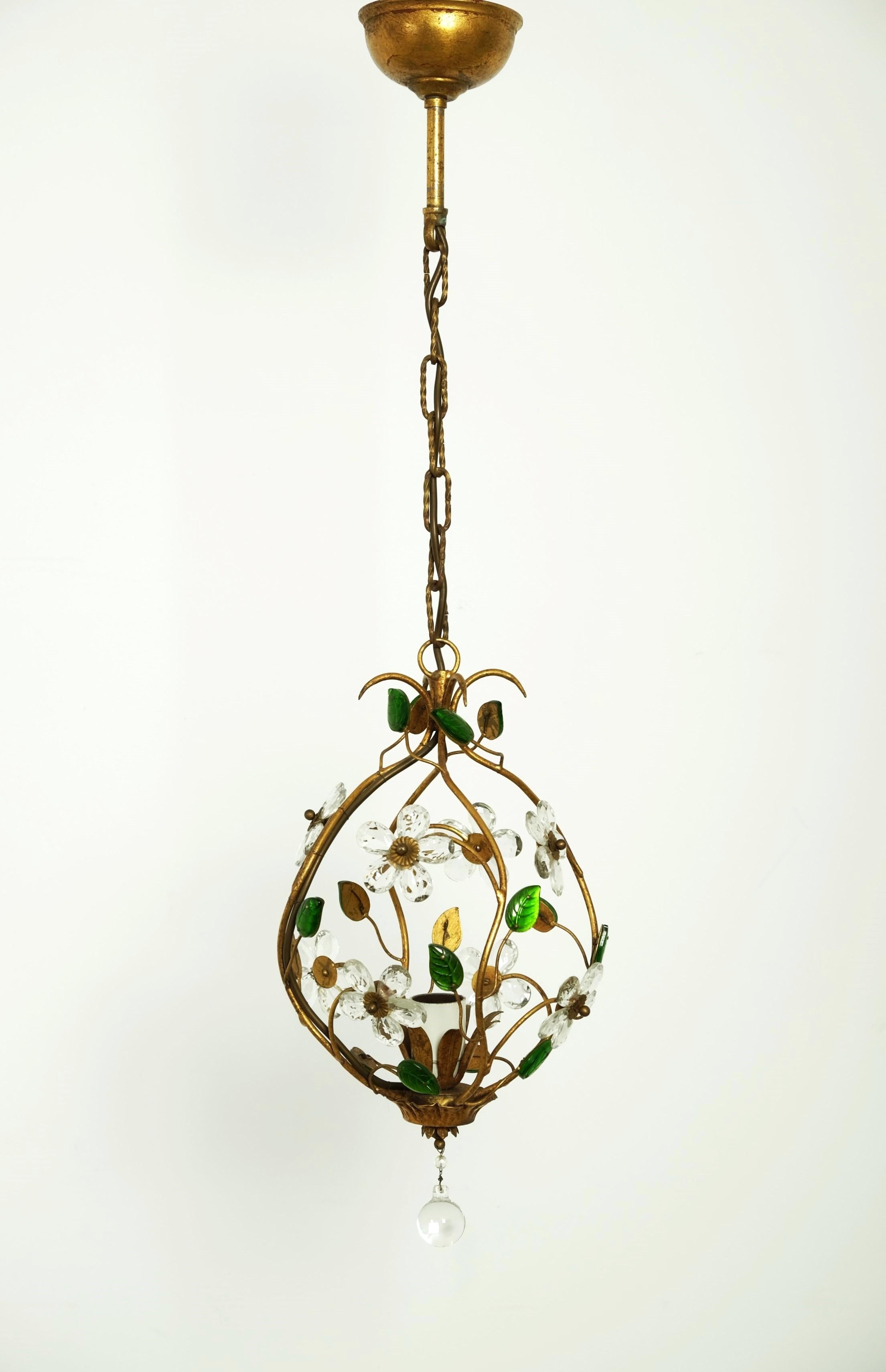Schöner Kugel-Deckenleuchter aus vergoldetem Metall aus den 1950er Jahren, geschwungene Form mit Laubdekor und Glasblumen von Banci Firenze, Italien.

Dieser florale Metall- und Kristalllüster aus den 1950er Jahren besteht aus einer bezaubernden