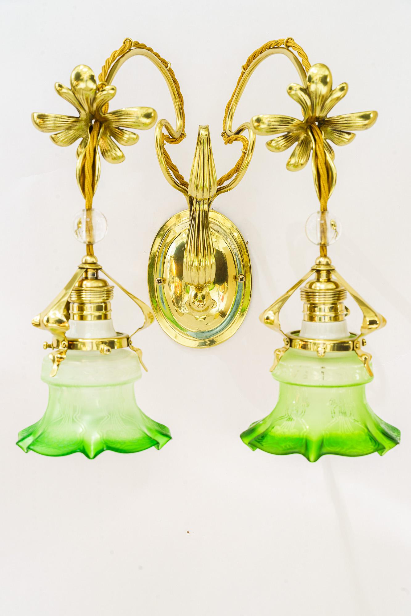 Magnifique applique florale à double lumière vienne vers 1908.
Laiton poli et émaillé au four.
Exécution de très bonne qualité.
Abat-jour en verre antique d'origine.
