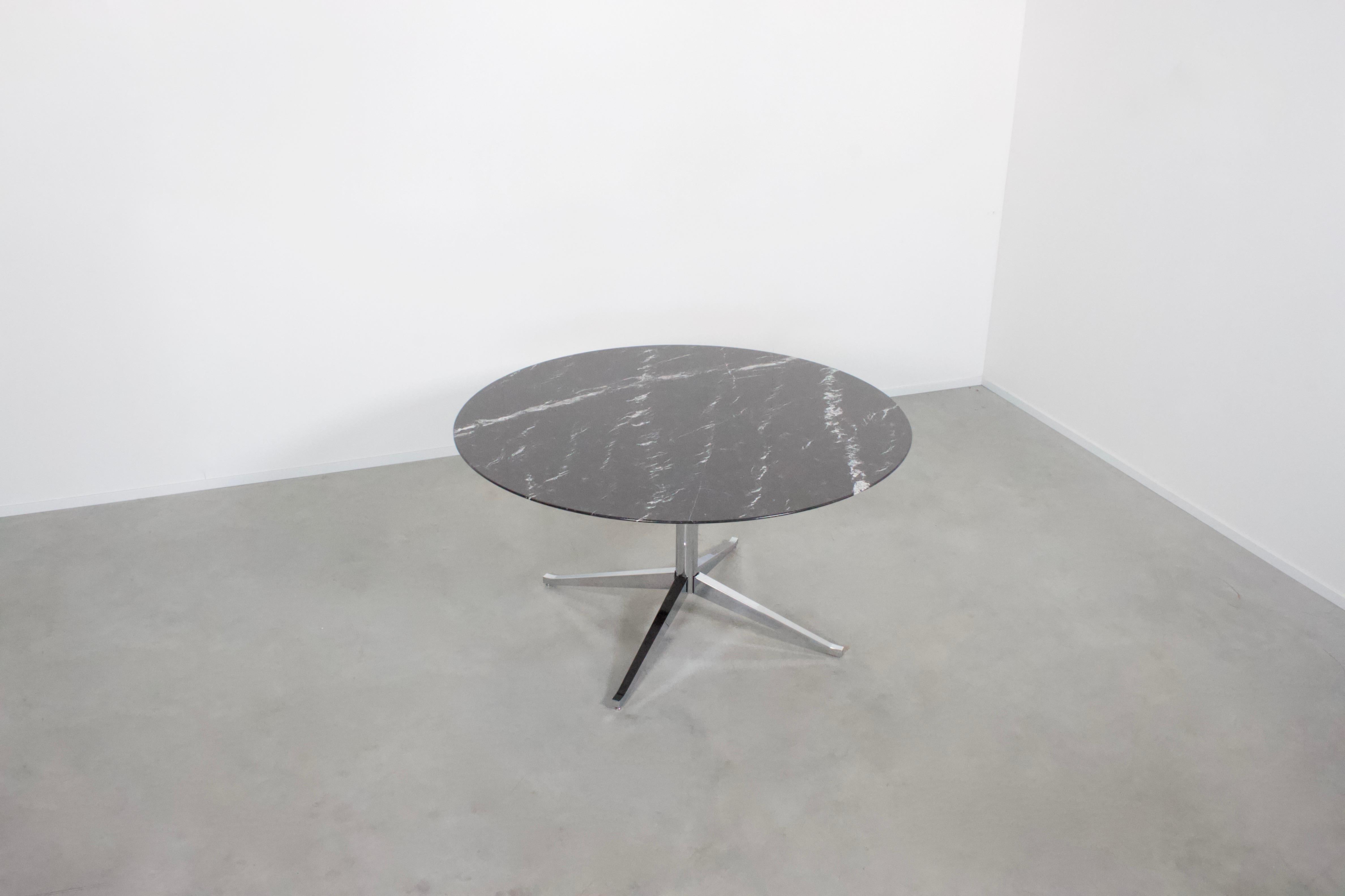 Round Florence Knoll dining table in very good condition. 

Designed in 1961 for Knoll International. 

The frame and legs are made of heavy gauge welded steel with a polished chrome finish. 

Nero Marquina marble tabletop in perfect condition.