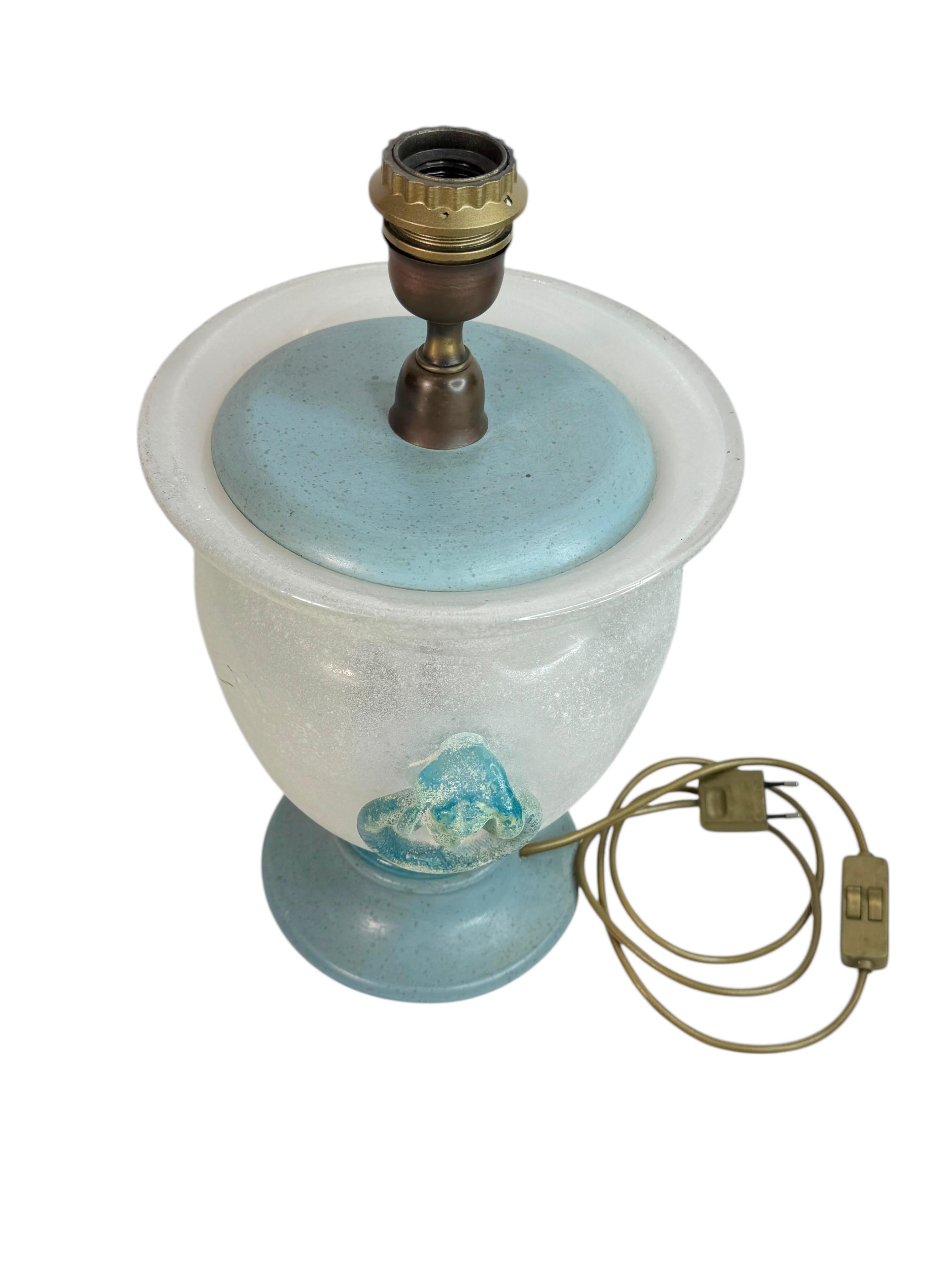 Italiano Bellissima lampada da tavolo in vetro di Murano Scavo in stile Florentine, Italia, anni '80 in vendita