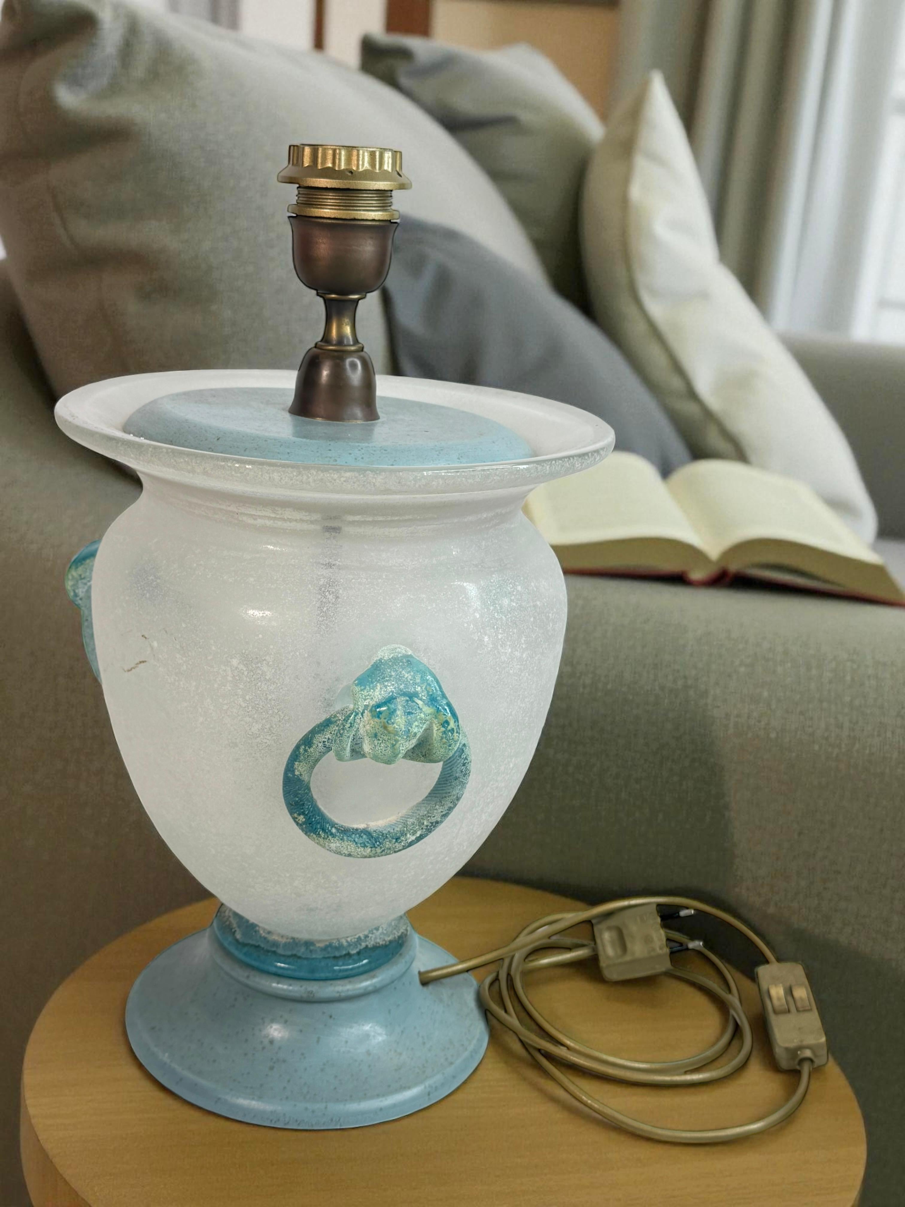 Fine XX secolo Bellissima lampada da tavolo in vetro di Murano Scavo in stile Florentine, Italia, anni '80 in vendita