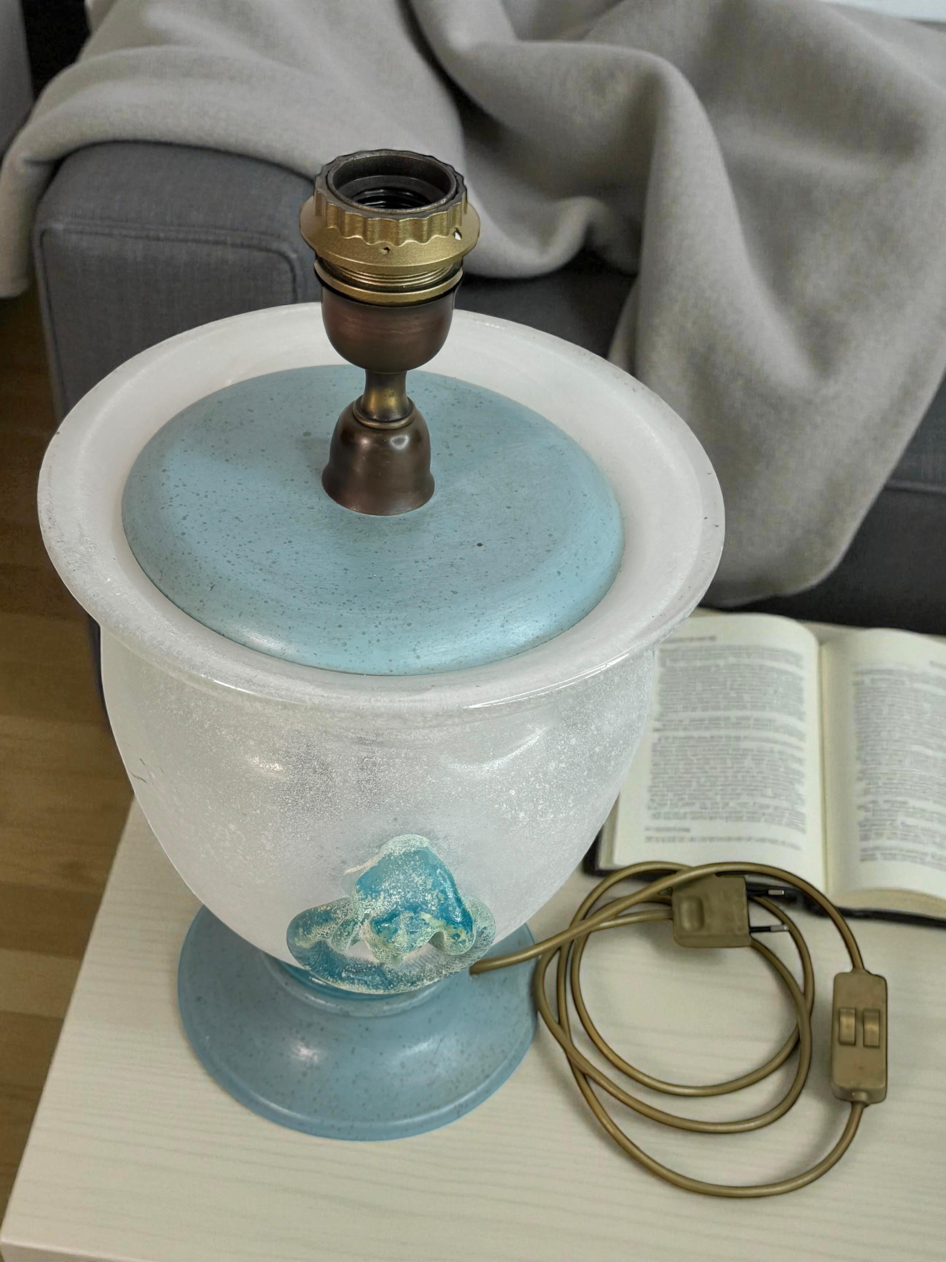 Metallo Bellissima lampada da tavolo in vetro di Murano Scavo in stile Florentine, Italia, anni '80 in vendita