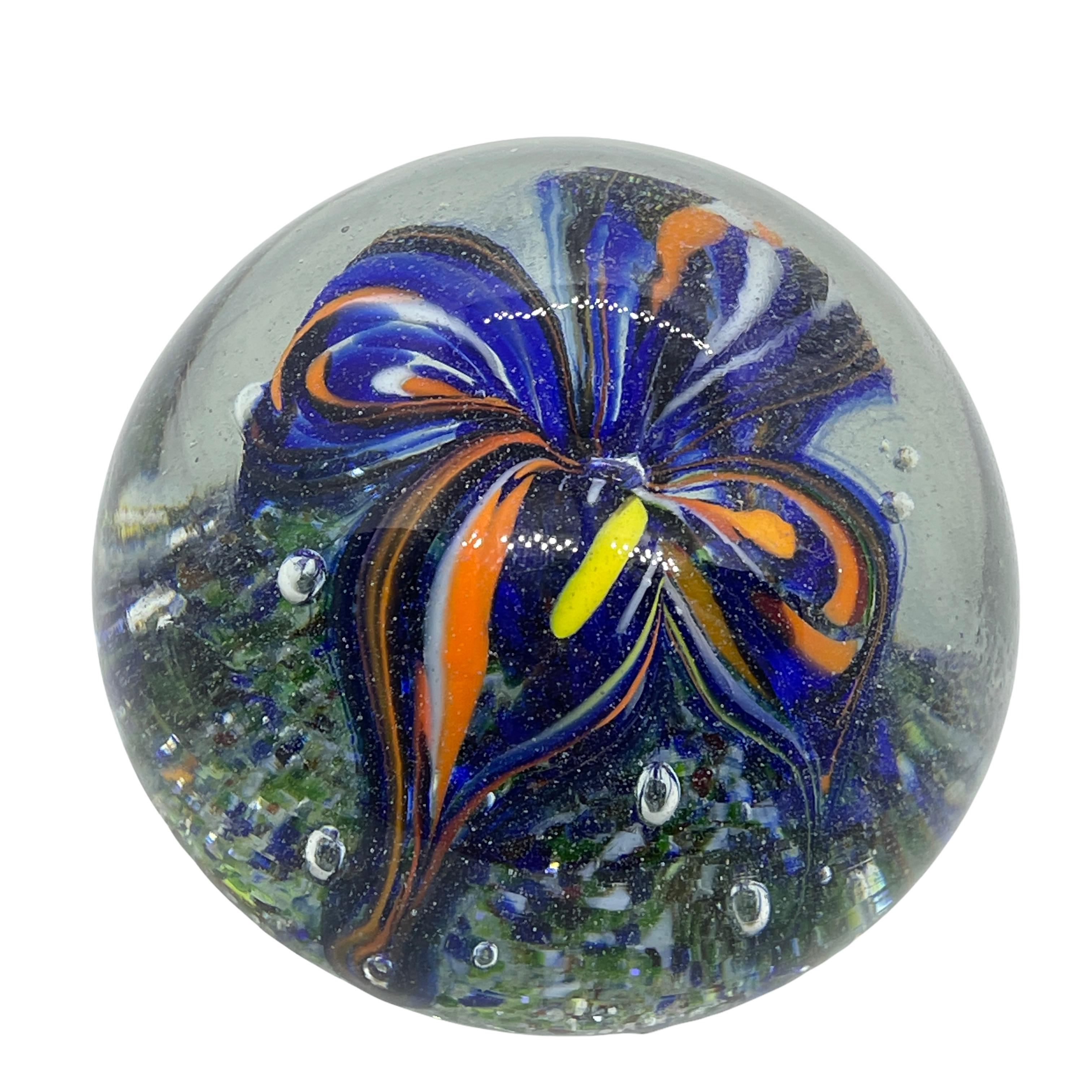 Beautiful Flower Murano Glass Paperweight Mid-Century Modern Italy In Good Condition In Nuernberg, DE