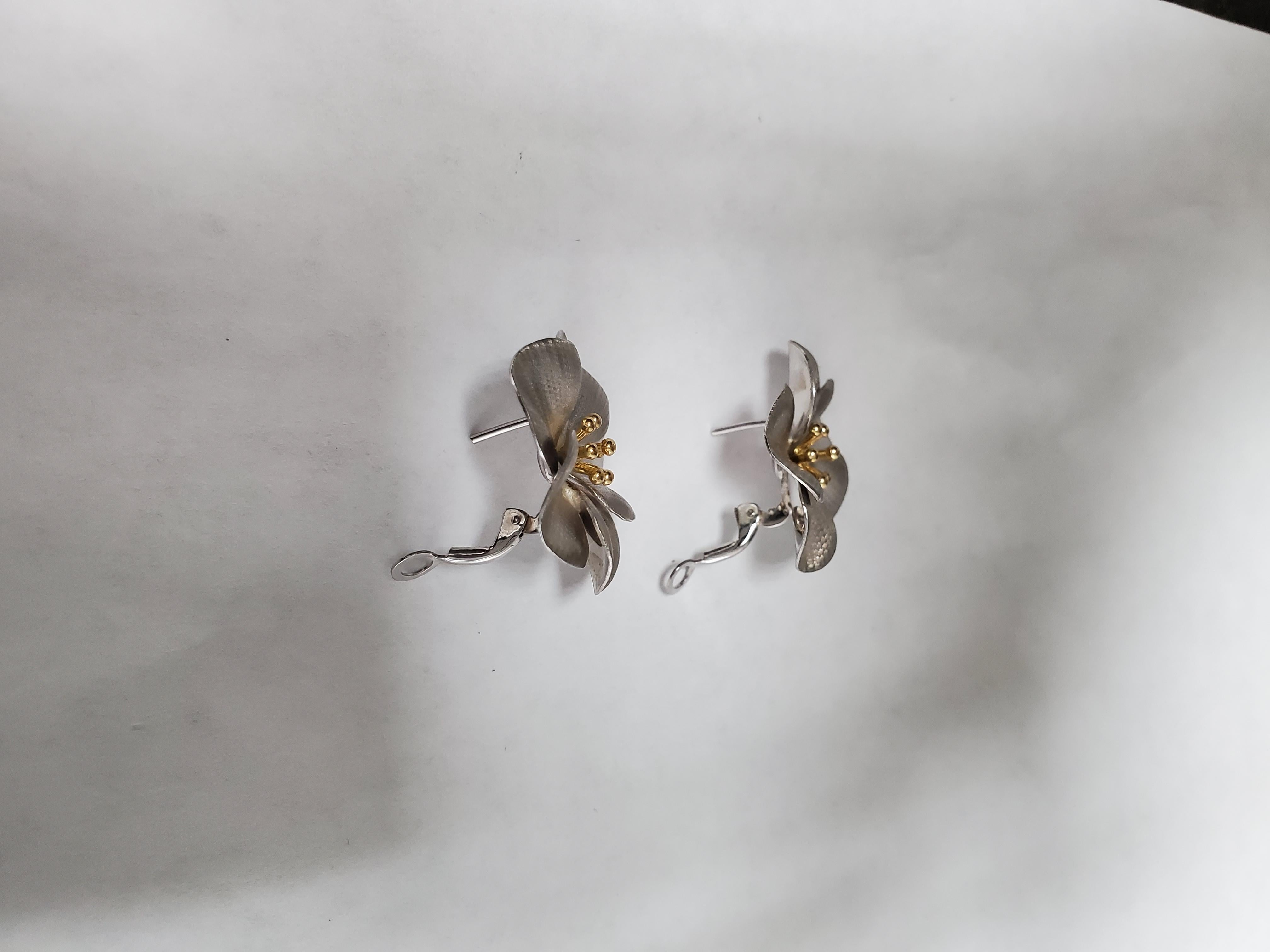 Beautiful Flower Petal Earrings in 14K White Gold In New Condition For Sale In Sugar Land, TX
