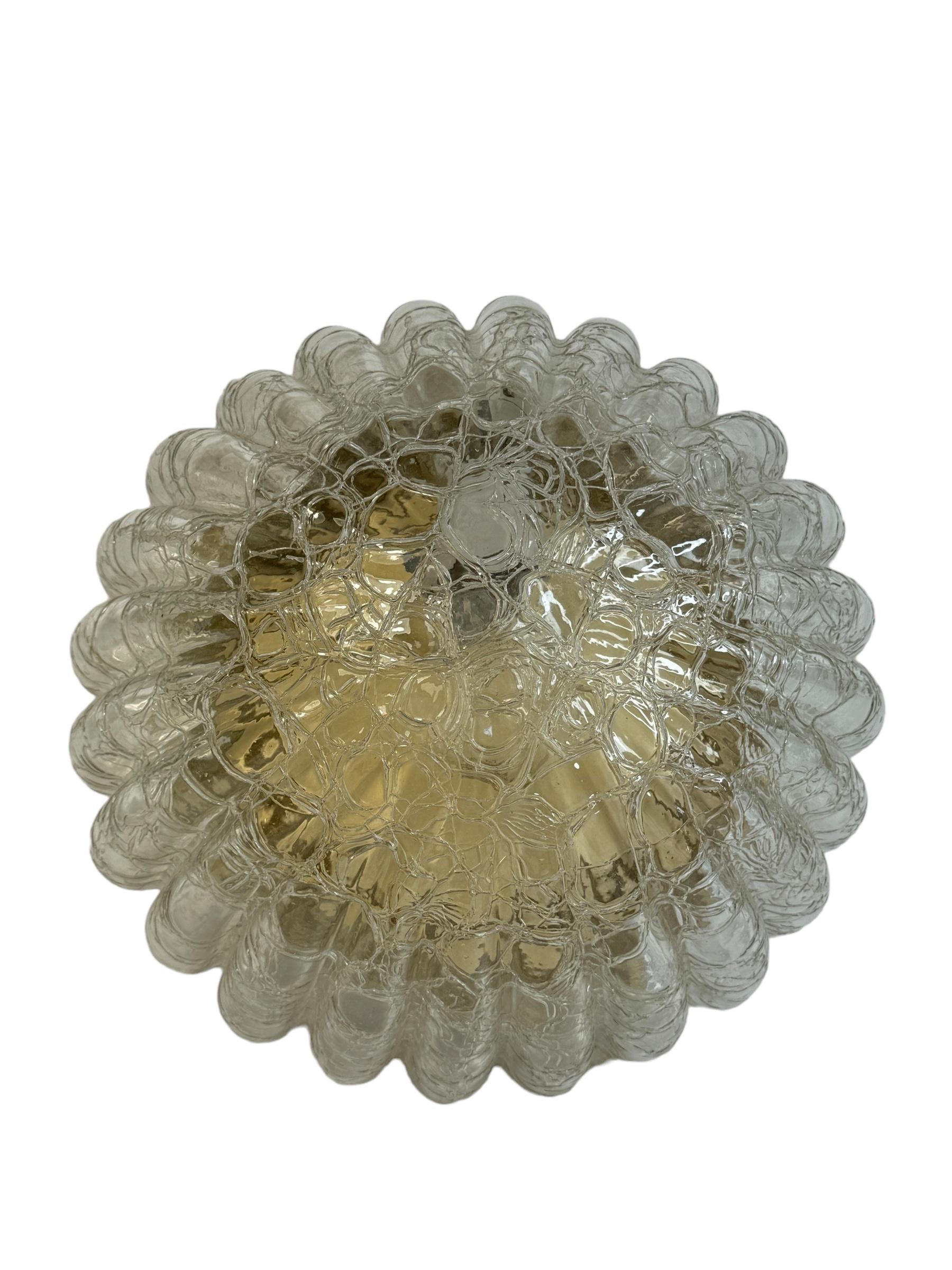 Encastré Doria du milieu du siècle, verre structuré en forme de fleur. Le luminaire nécessite une ampoule européenne E27 / 110 Volt Edison, jusqu'à 100 watts. Trouvé dans une vente immobilière à Nuremberg, en Allemagne. Une belle addition à