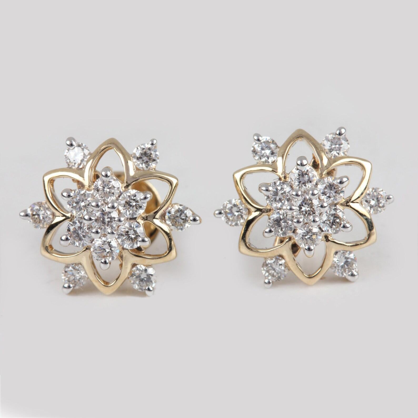 Bellissimo fiore a forma di borchie in oro giallo 14k con orecchini di diamanti Nature Pave. In condizioni Nuovo in vendita a Chicago, IL