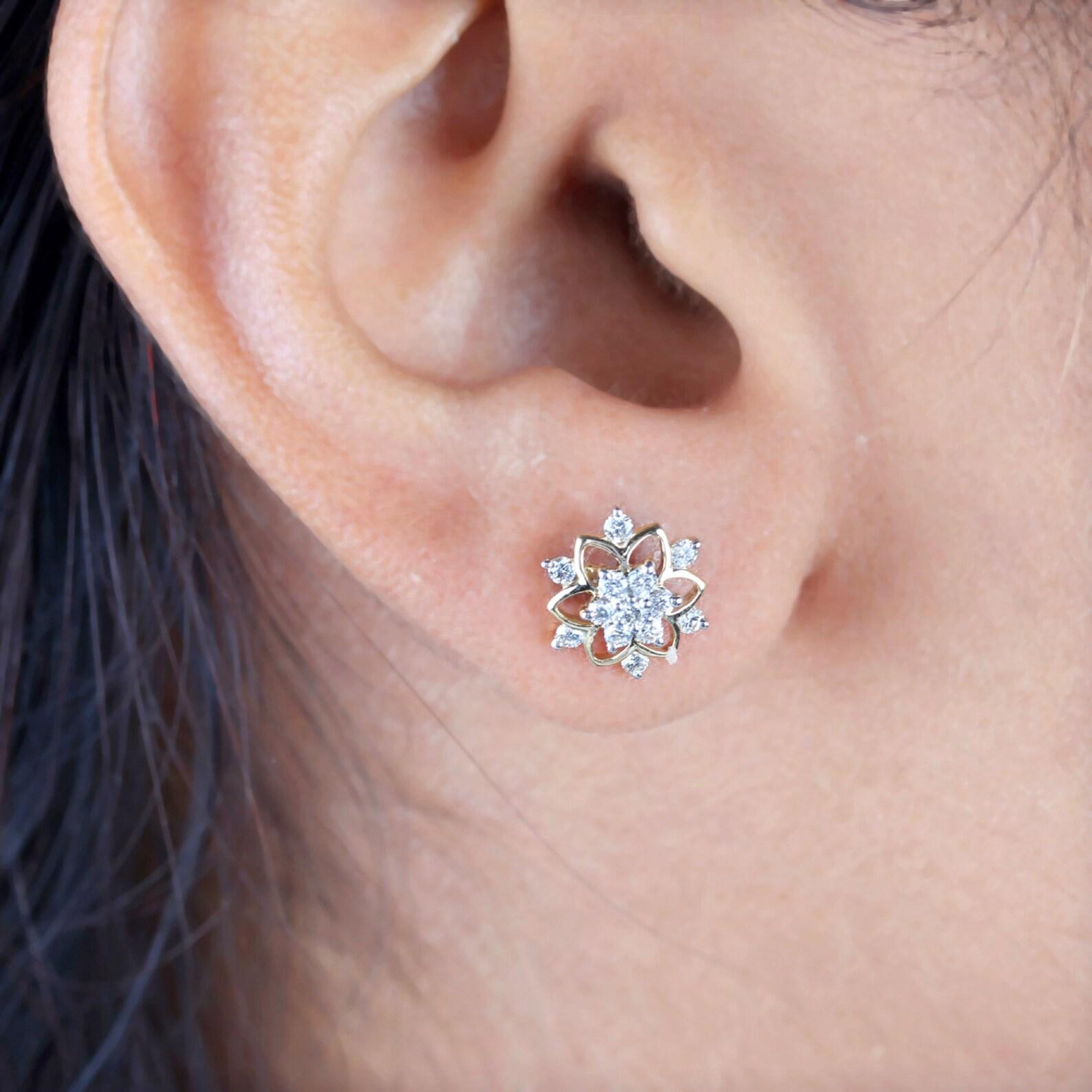 da uomo o donna Bellissimo fiore a forma di borchie in oro giallo 14k con orecchini di diamanti Nature Pave. in vendita