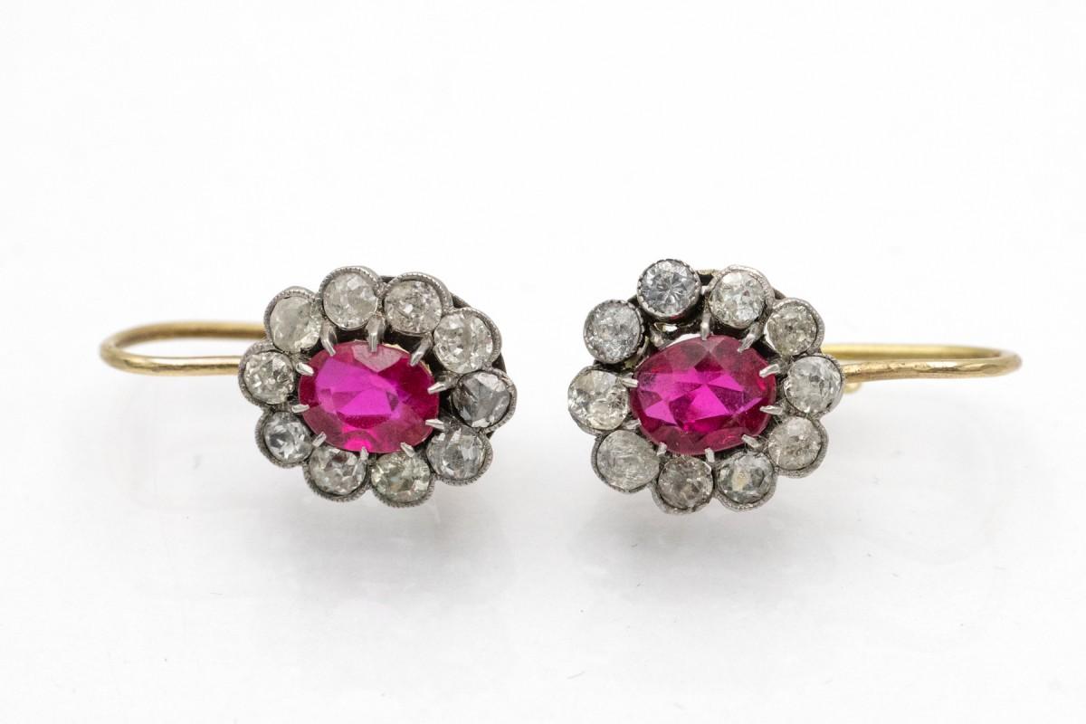 Bellissimi orecchini a forma di fiore realizzati in oro giallo 0,585 ed elementi in argento.

Bellissimo classico cremisi, decorato centralmente con rubini sintetici di colore rosa intenso con un peso totale di 1,70ct circondati da diamanti in
