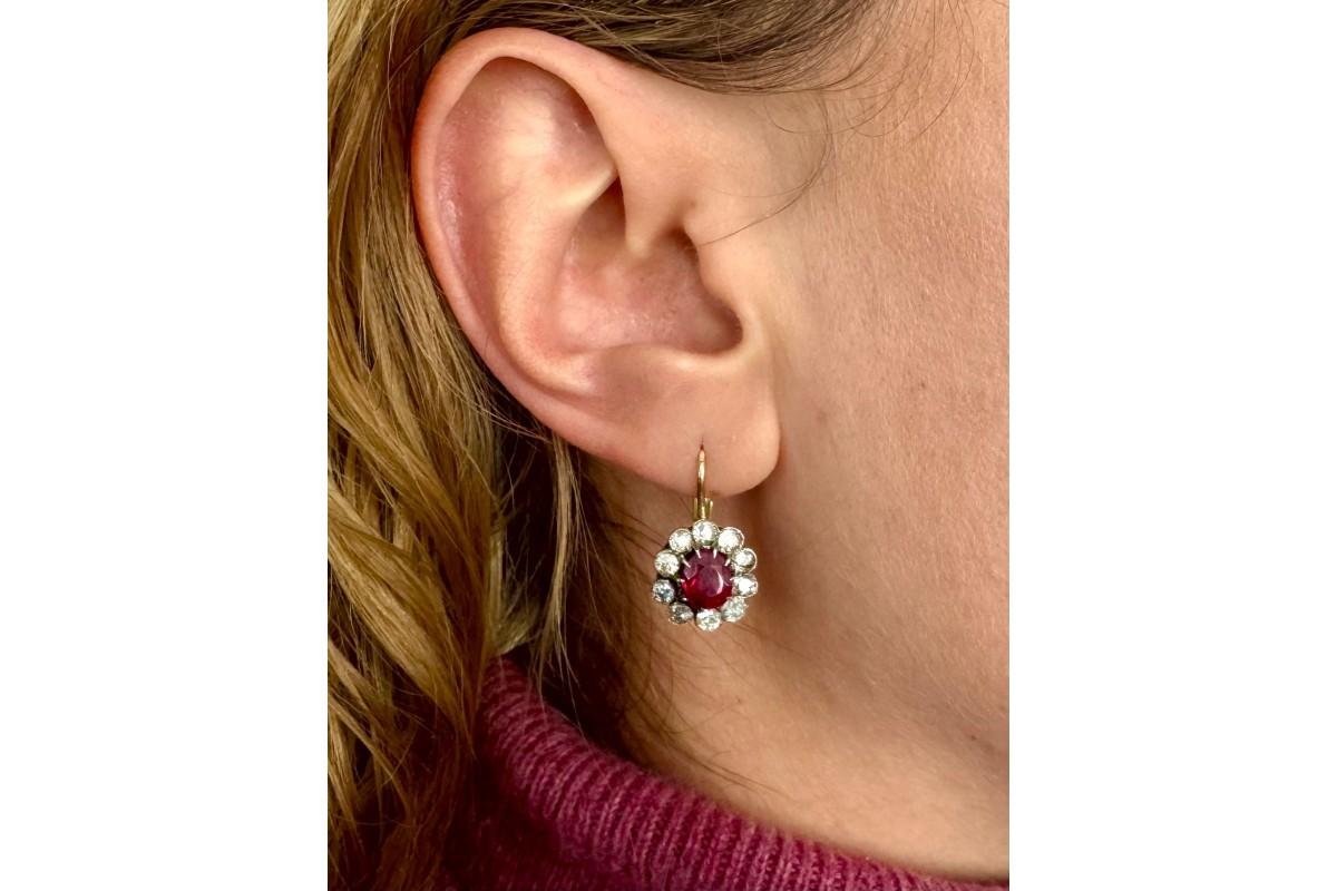 Art Nouveau Bellissimi orecchini a forma di fiore con diamanti e rubini sintetici in vendita