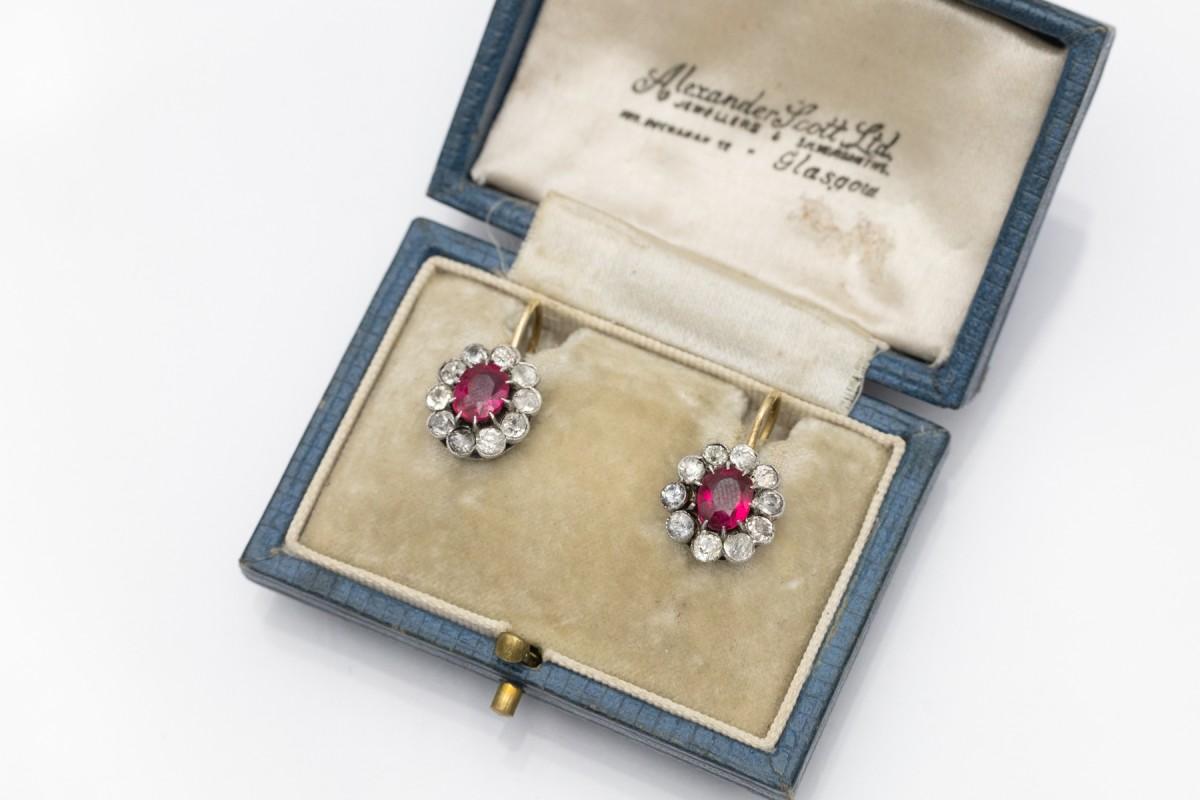 Bellissimi orecchini a forma di fiore con diamanti e rubini sintetici in vendita 1
