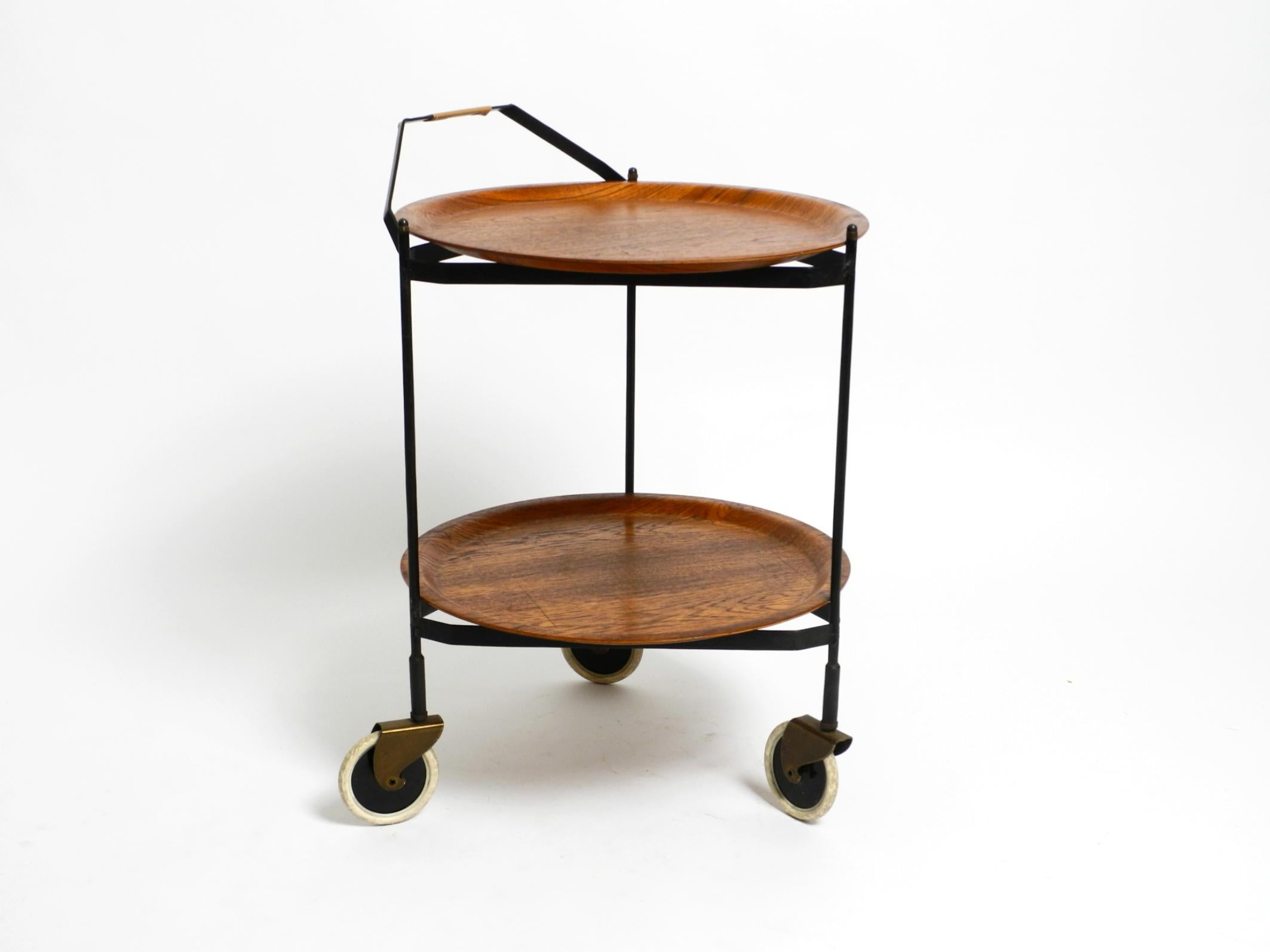 Beautiful folding Mid Century serving trolley with removable teak pagwood trays In Good Condition For Sale In München, DE