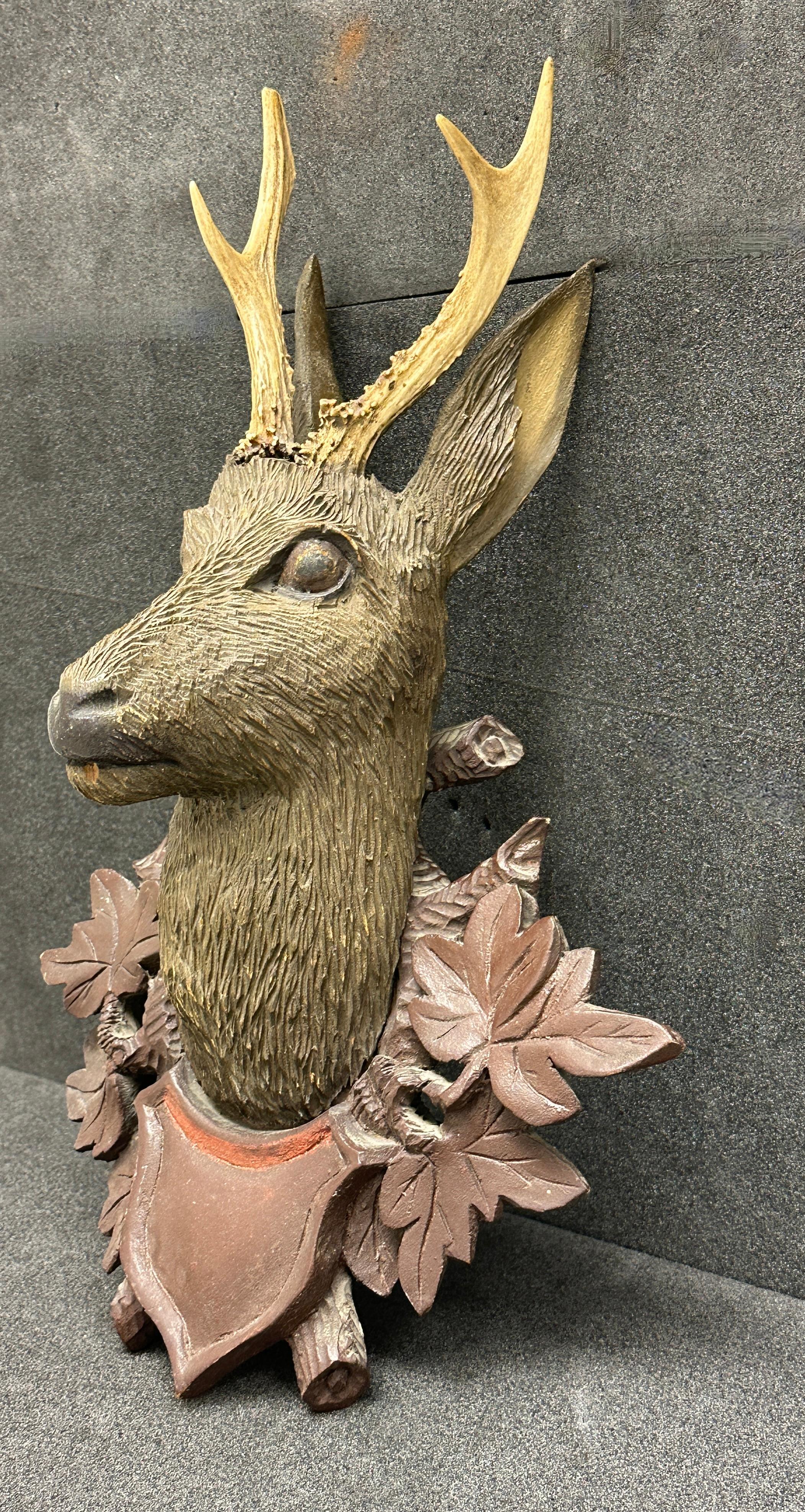 Belle tête de cerf en bois sculpté d'art populaire avec de vrais bois, Allemagne, 19ème siècle 1
