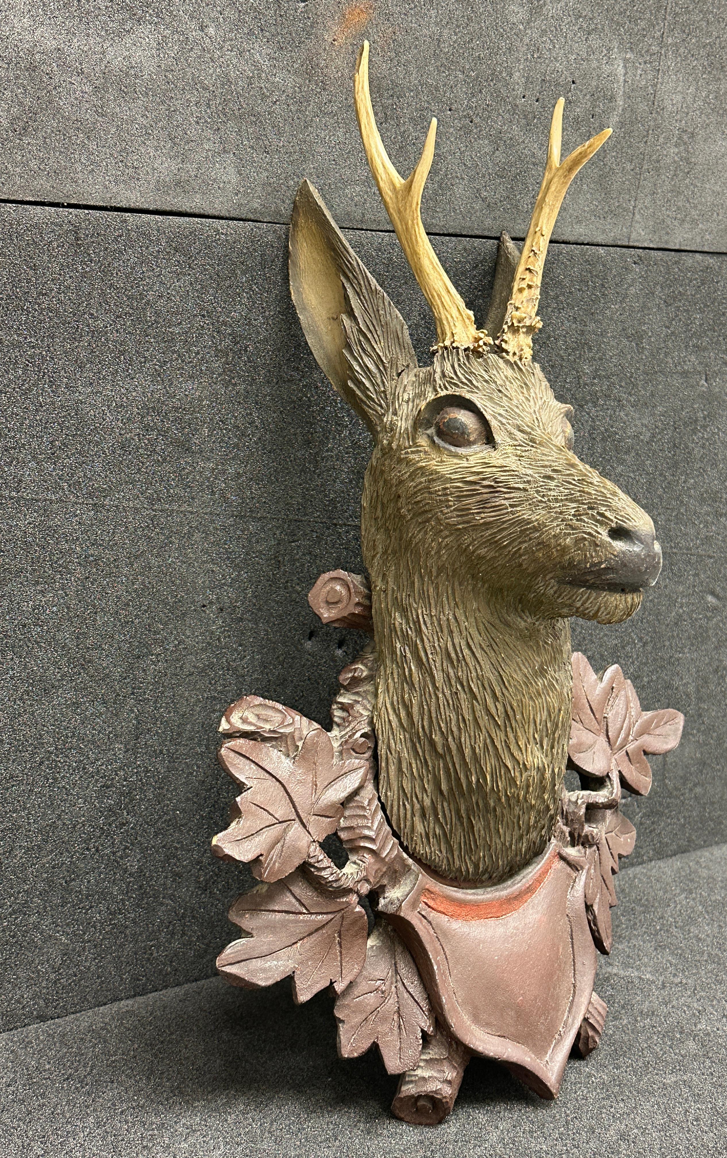 Belle tête de cerf en bois sculpté d'art populaire avec de vrais bois, Allemagne, 19ème siècle 2
