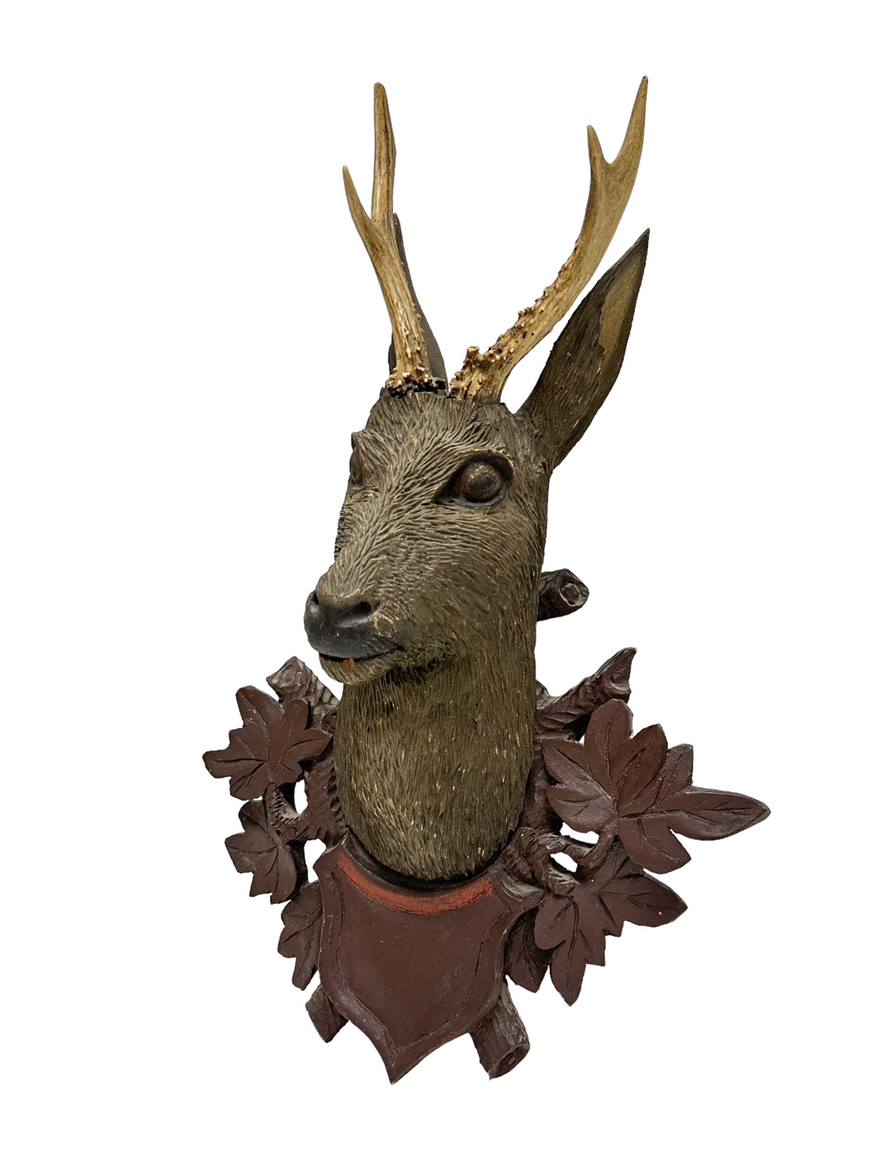 Sculpté à la main Belle tête de cerf en bois sculpté d'art populaire avec de vrais bois, Allemagne, 19ème siècle