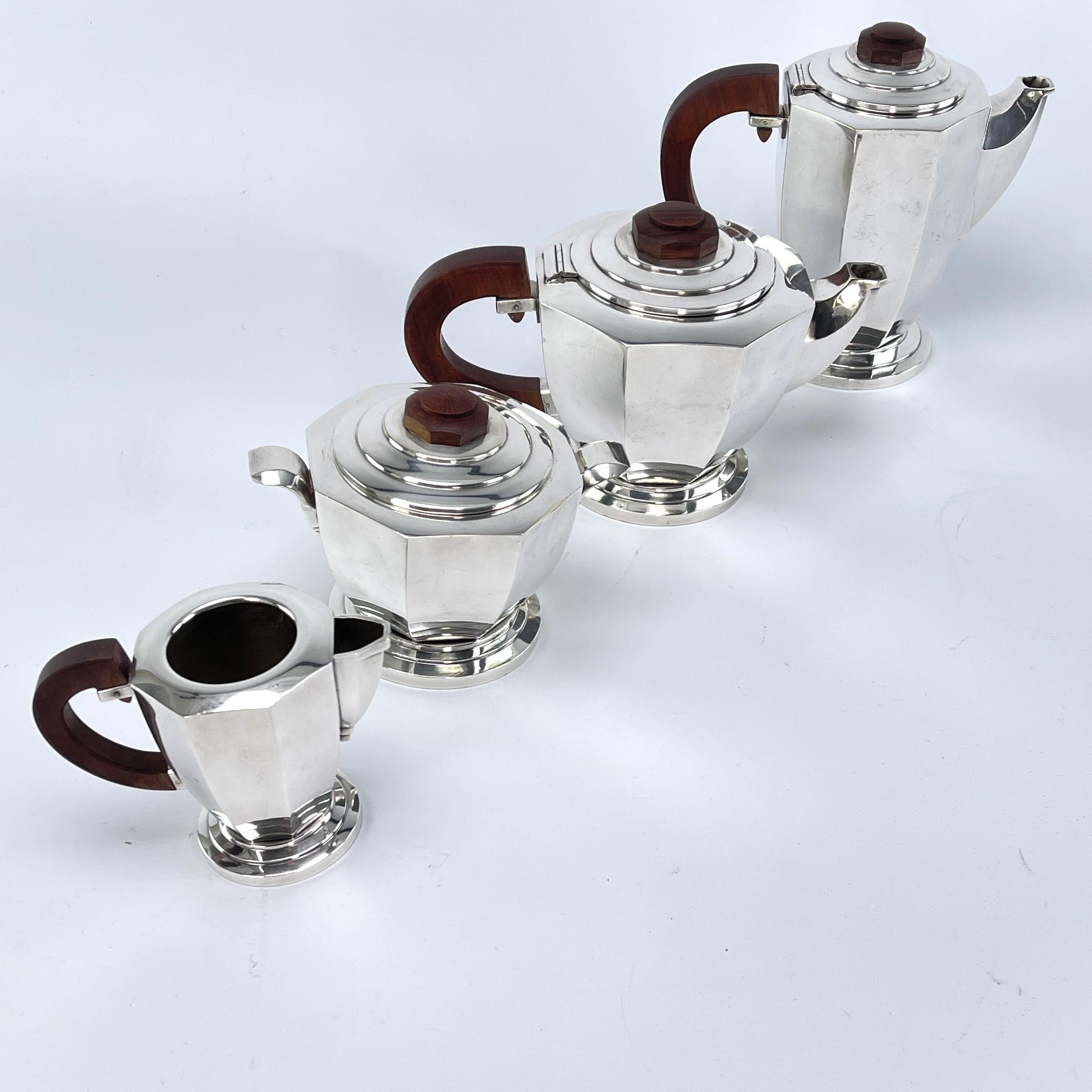 Coffee/tea set - 1920s

This coffee set from the 1920s is in the typical style of the streamline modern. It includes a coffee pot, teapot, sugar bowl and a creamer.

Coffee pot
Height: ca. 20 cm / 7.87 in
Width: ca. 22 cm / 8.66 in
Depth: ca. 11 cm/