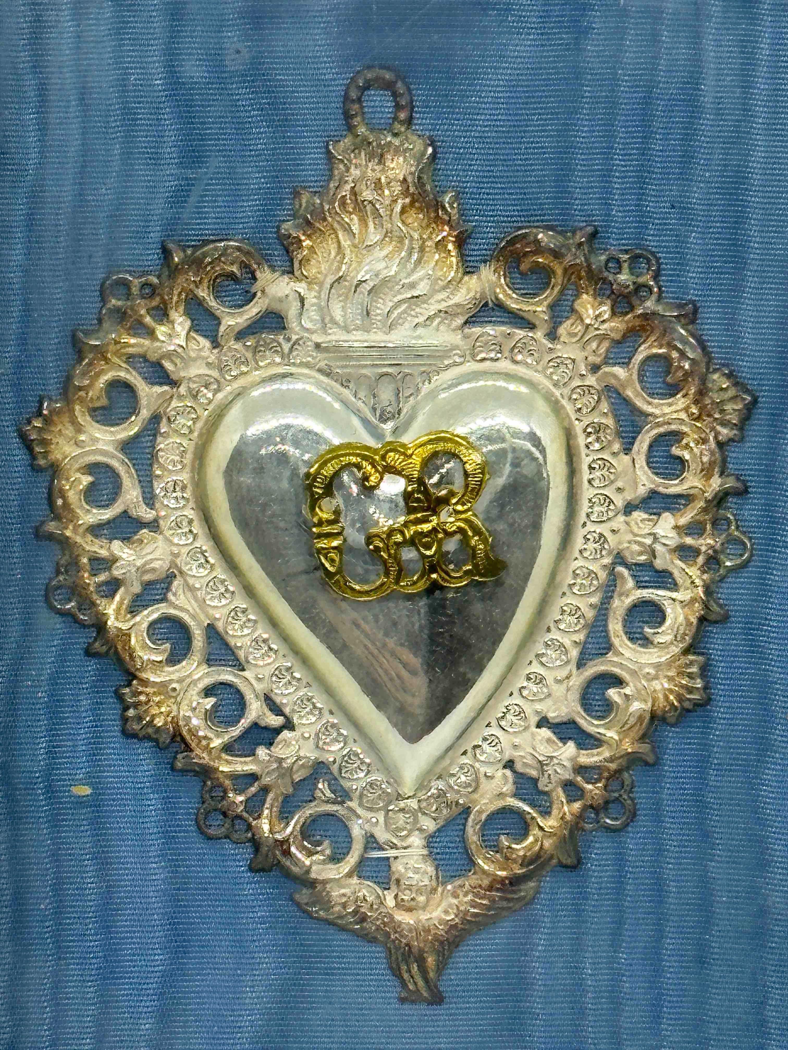 A cute petite religious Ex Voto in a nice frame. I do not know what it is made of, thin and light filigree silver or silver plated metal. It is handmade, embossed and then welded. Given the delicacy, I did not try to remove the tarnish and I think
