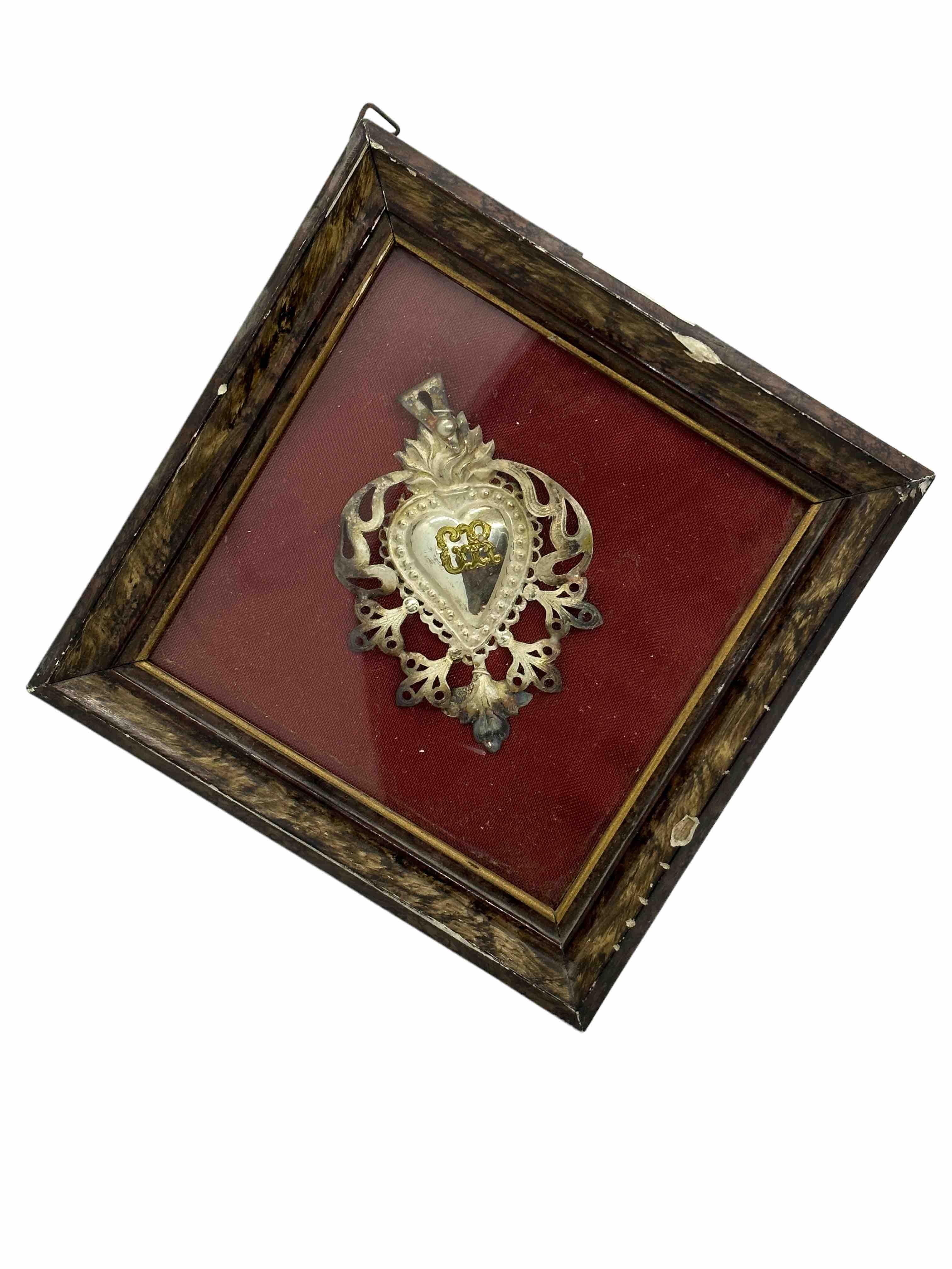 A cute petite religious Ex Voto in a nice frame. I do not know what it is made of, thin and light filigree silver or silver plated metal. It is handmade, embossed and then welded. Given the delicacy, I did not try to remove the tarnish and I think