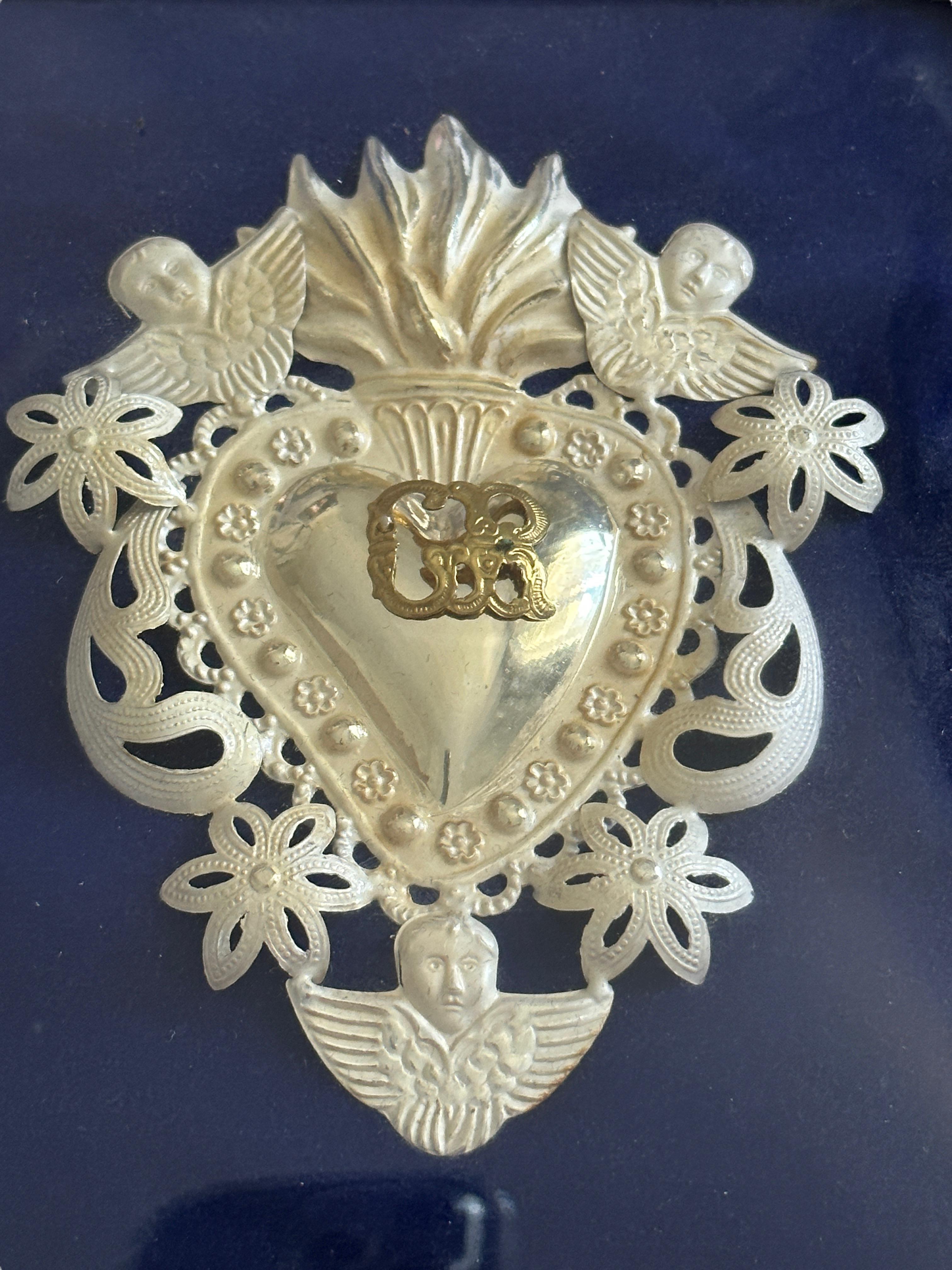 Framed and donated in the 1970s this vintage ex voto is a real beautiful collectible. I do not know what it is made of, thin and light filigree silver or silver plated metal. It is handmade, embossed and then welded. Given the delicacy, I did not