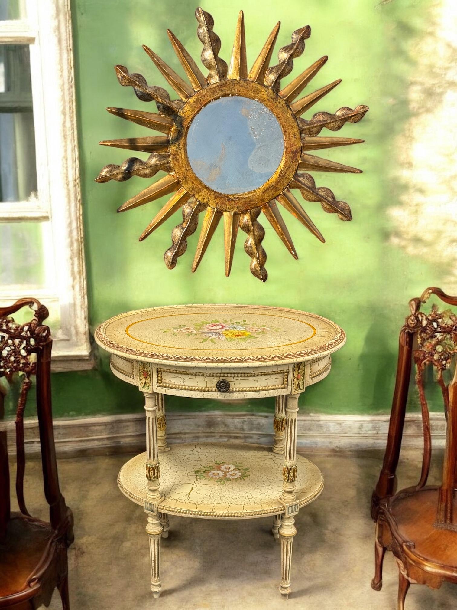 Schöner Florentine Italienischer bemalter Tisch mit Schublade. Ideal als Nachttisch, neben einem Lesesessel oder als kleiner Frisiertisch. Es könnte auch am Ende eines schmalen Flurs mit einem Spiegel oder einem Kunstwerk darüber großartig aussehen.
