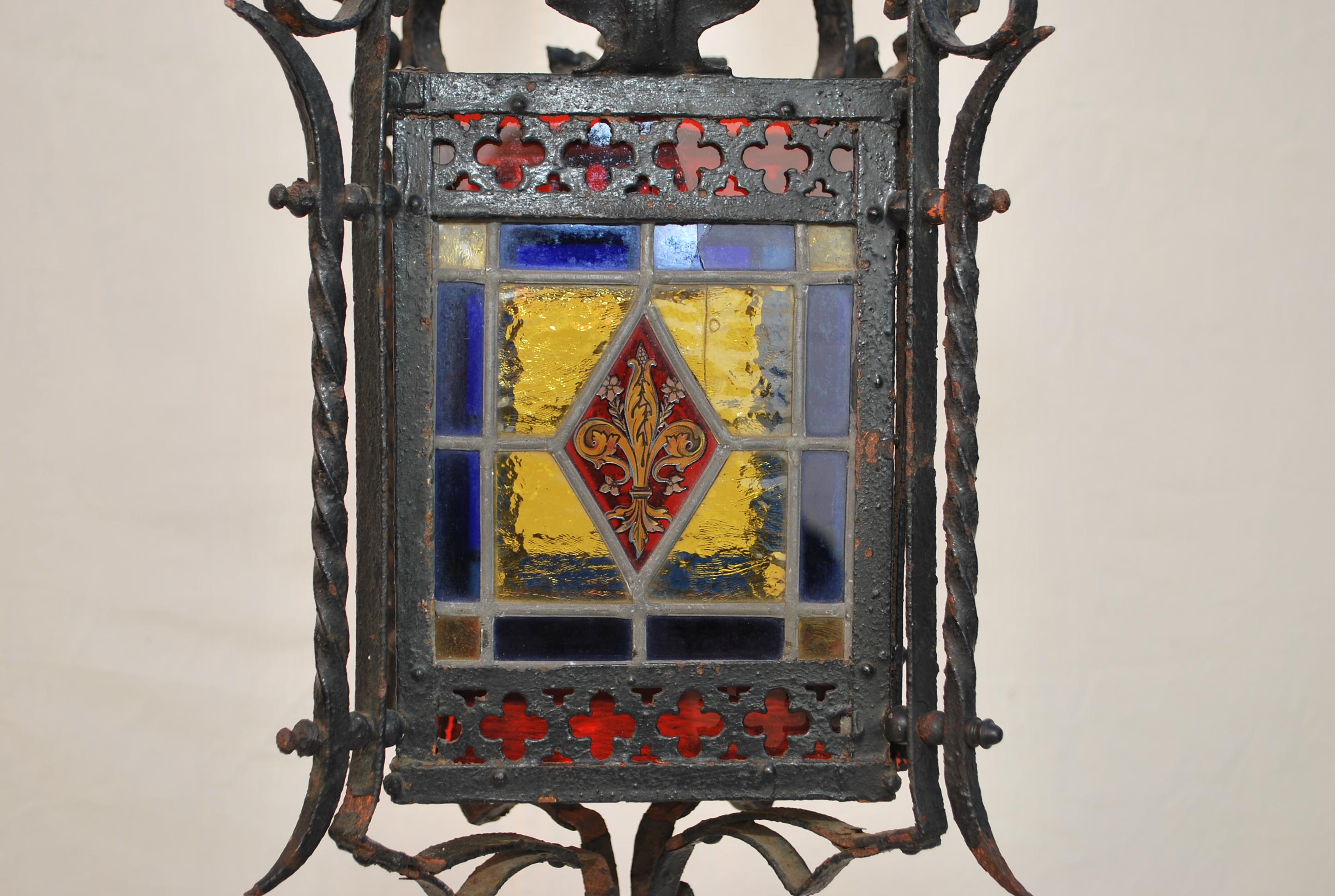 Preciosa linterna francesa de hierro de los años 20 con vidrieras en venta 4