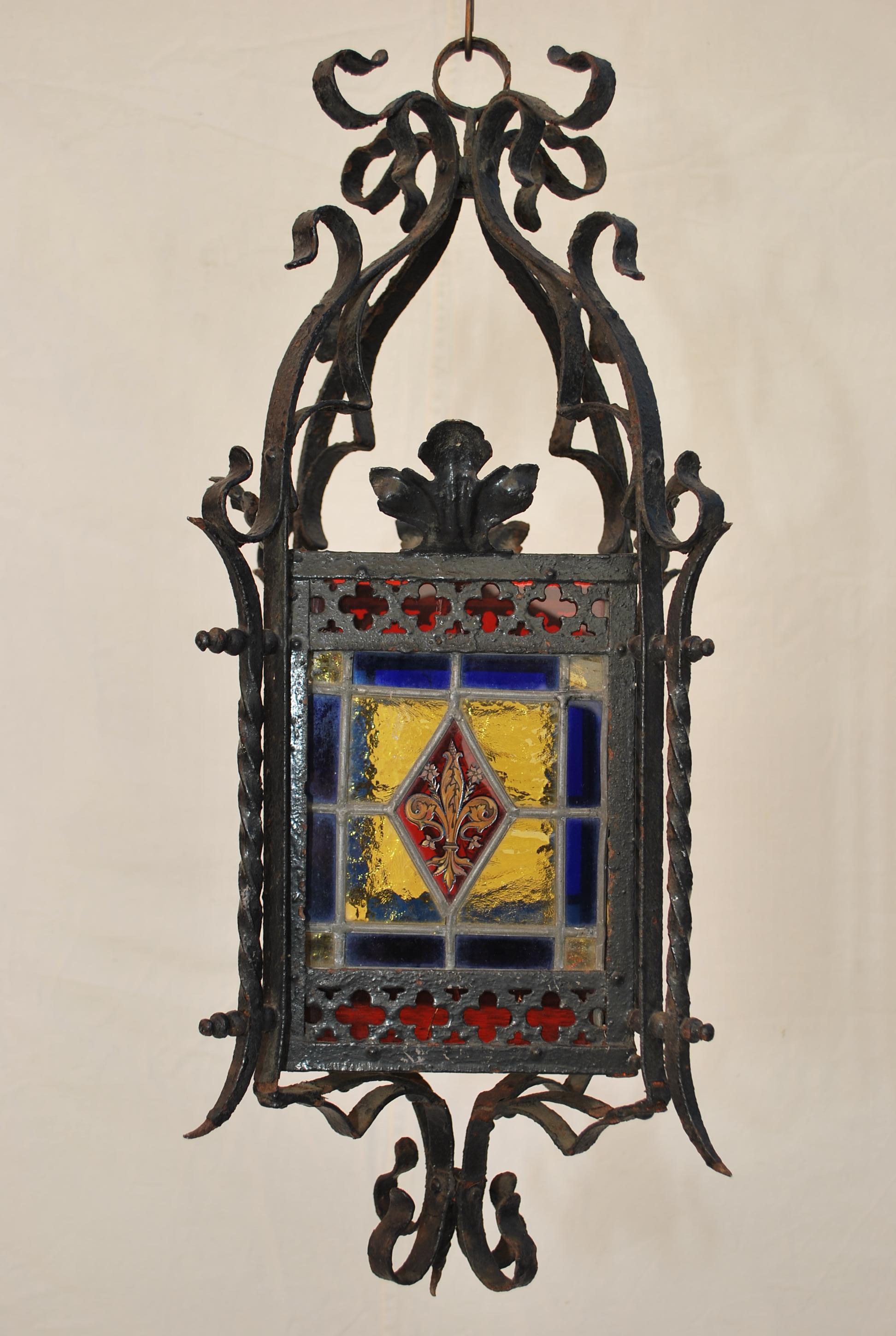 Precioso farol de hierro vidriado de 19230, CUIDADO HAY UNA FISURA MUY FINA EN EL VIDRIO, VER FOTOS , totalmente normal, tiene 100 años no te preocupes por el sistema eléctrico, recableamos todas nuestras luces, estará completo, y listo para ser