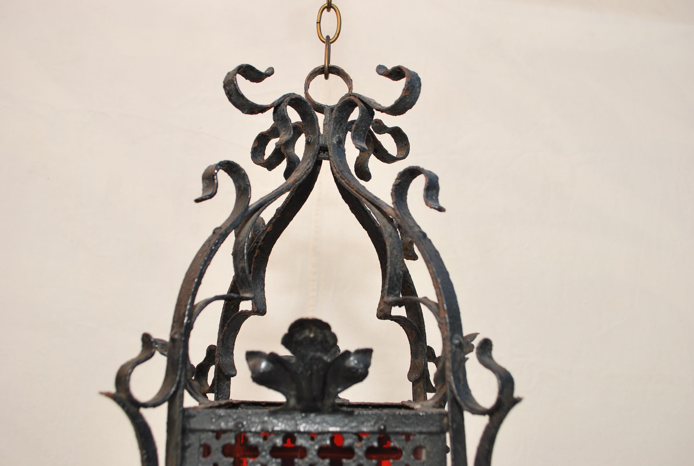 Preciosa linterna francesa de hierro de los años 20 con vidrieras Francés en venta
