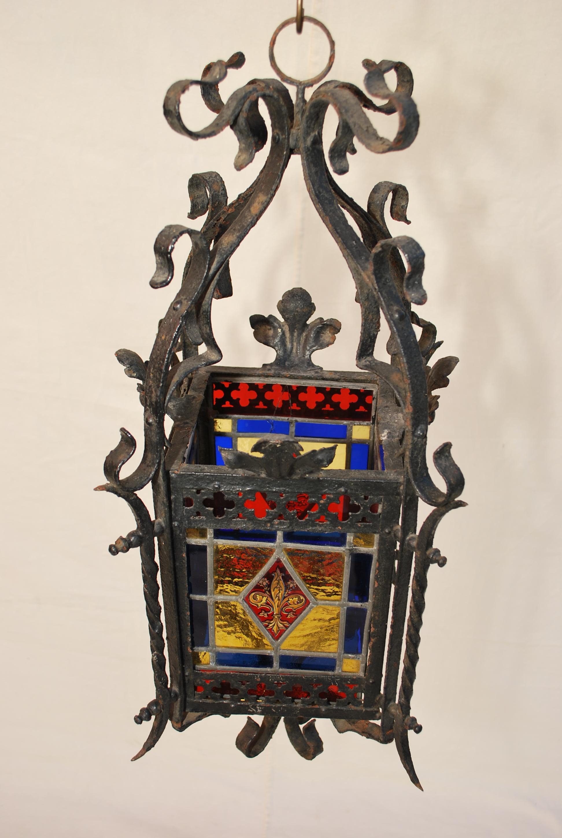 Preciosa linterna francesa de hierro de los años 20 con vidrieras principios del siglo XX en venta